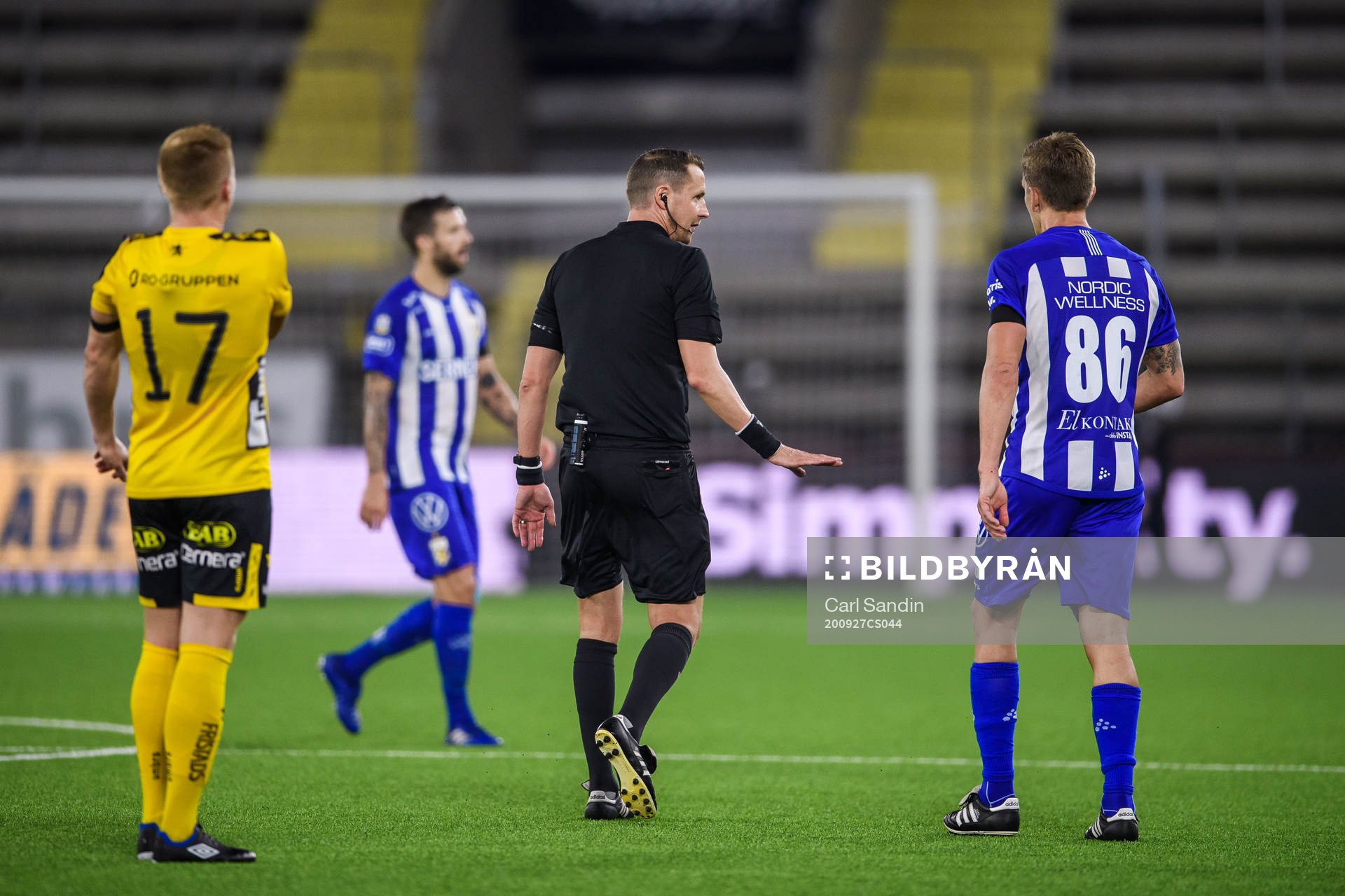 IFK Göteborg Pontus Wernbloom i samtal med domare Andreas