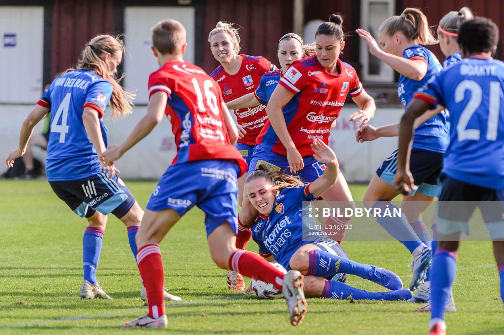 Djurgårdens Gudrun Arnadottir och Vittsjös Emily Gielnik