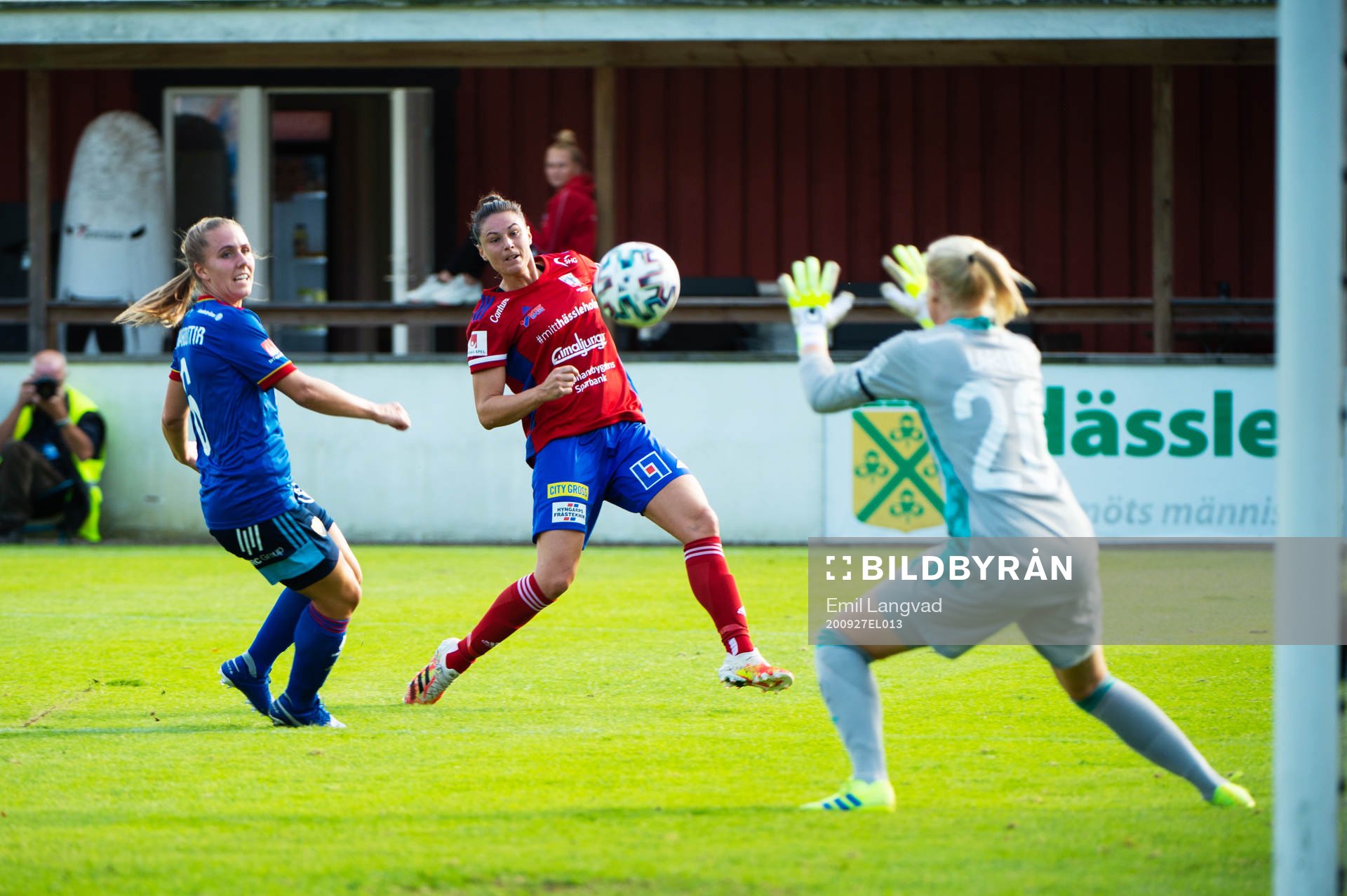 Djurgårdens Gudrun Arnadottir och Vittsjös Emily Gielnik