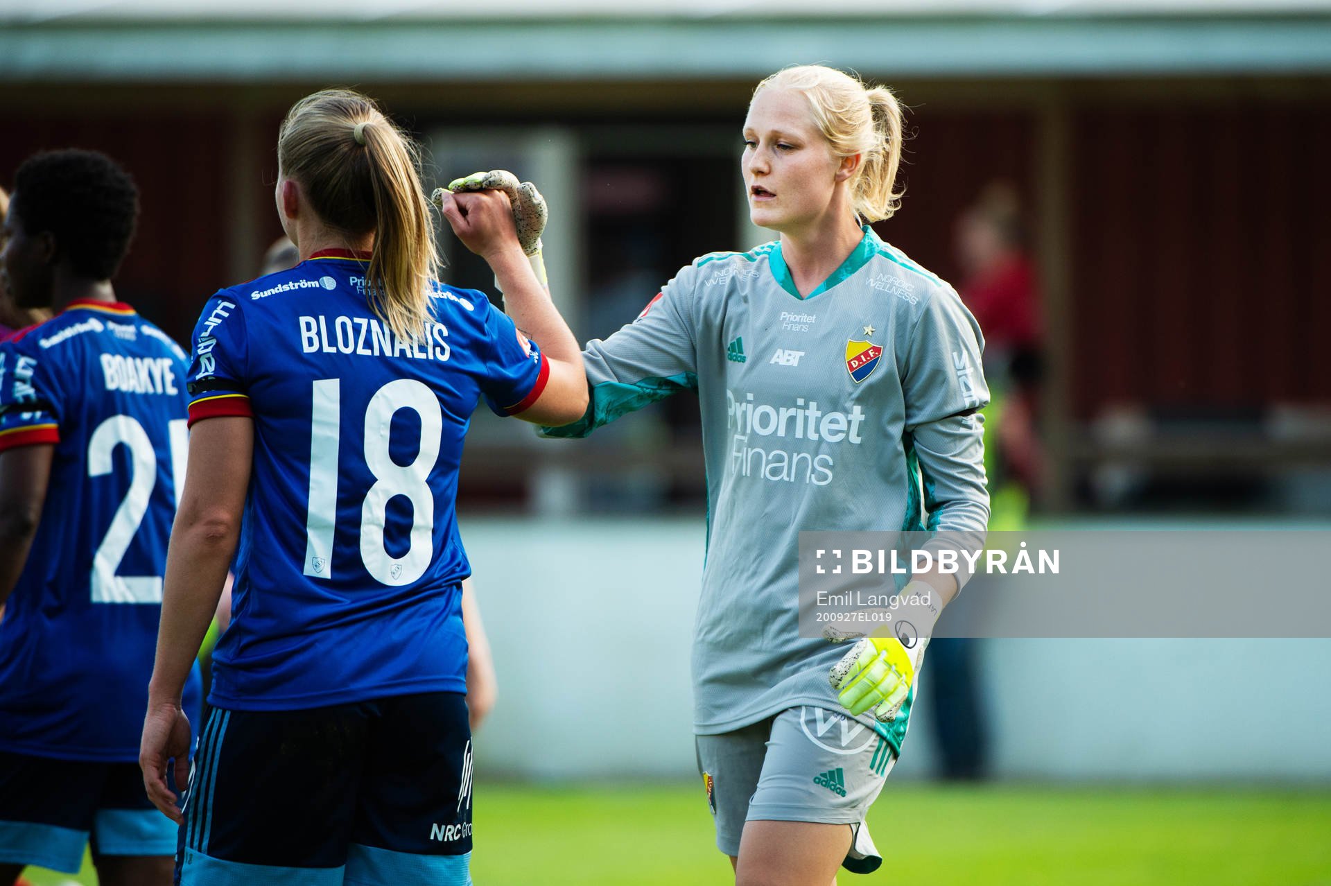 Djurgårdens Rachel Bloznalis och målvakt Kathrine Östergaard Larsen under fotbollsmatchen i Damallsvenskan mellan Vittsjö och Djurgården den 27 september 2020 i Vittsjö.