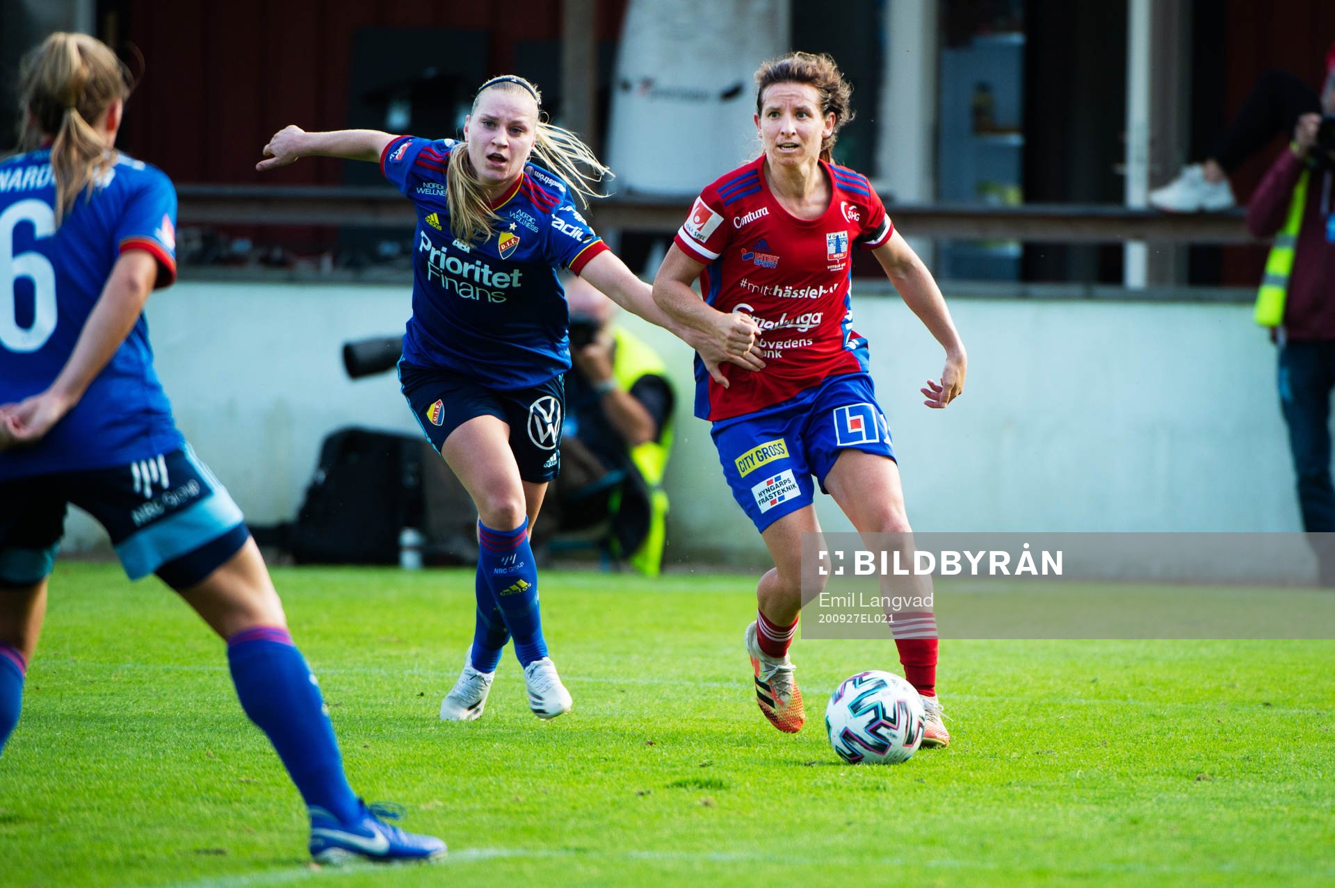 Djurgårdens Camilla Huseby och Vittsjös Elizabeth Eddy under fotbollsmatchen i Damallsvenskan mellan Vittsjö och Djurgården den 27 september 2020 i Vittsjö.