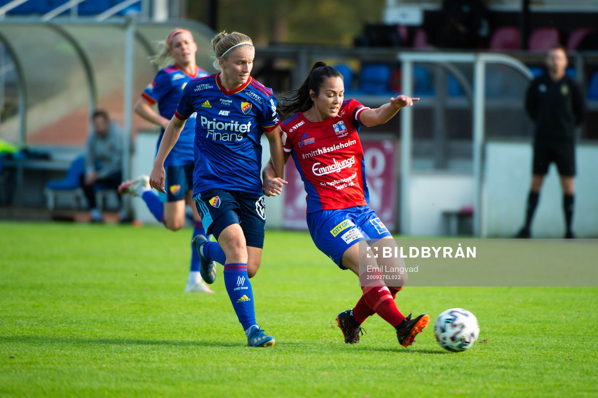 Djurgårdens Amanda Kander och Vittsjös Michelle De Jongh under fotbollsmatchen i Damallsvenskan mellan Vittsjö och Djurgården den 27 september 2020 i Vittsjö.