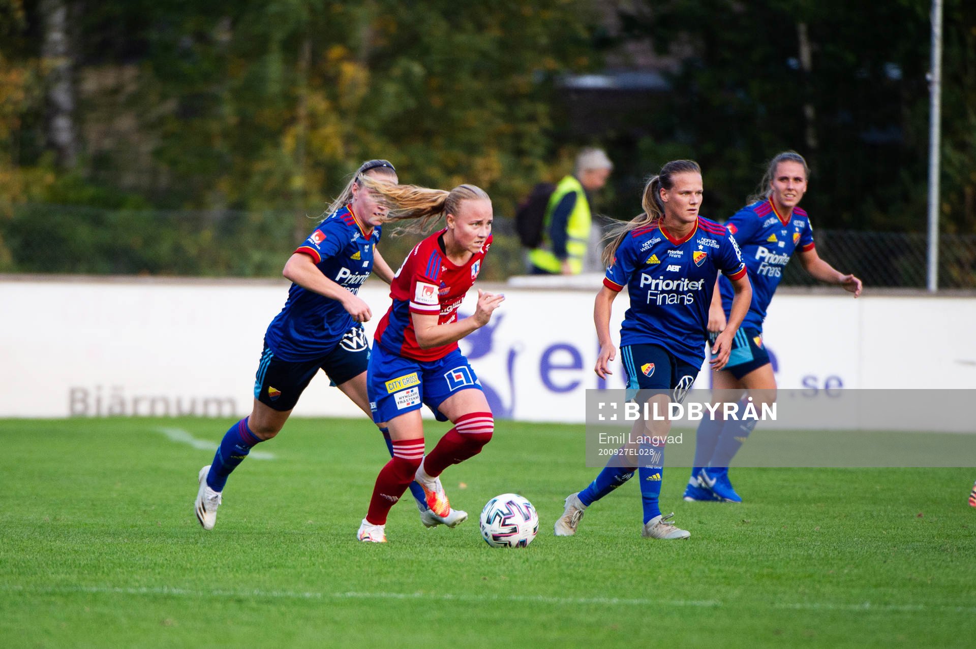 Djurgårdens Camilla Huseby och Vittsjös Ebba Wieder under fotbollsmatchen i Damallsvenskan mellan Vittsjö och Djurgården den 27 september 2020 i Vittsjö.
