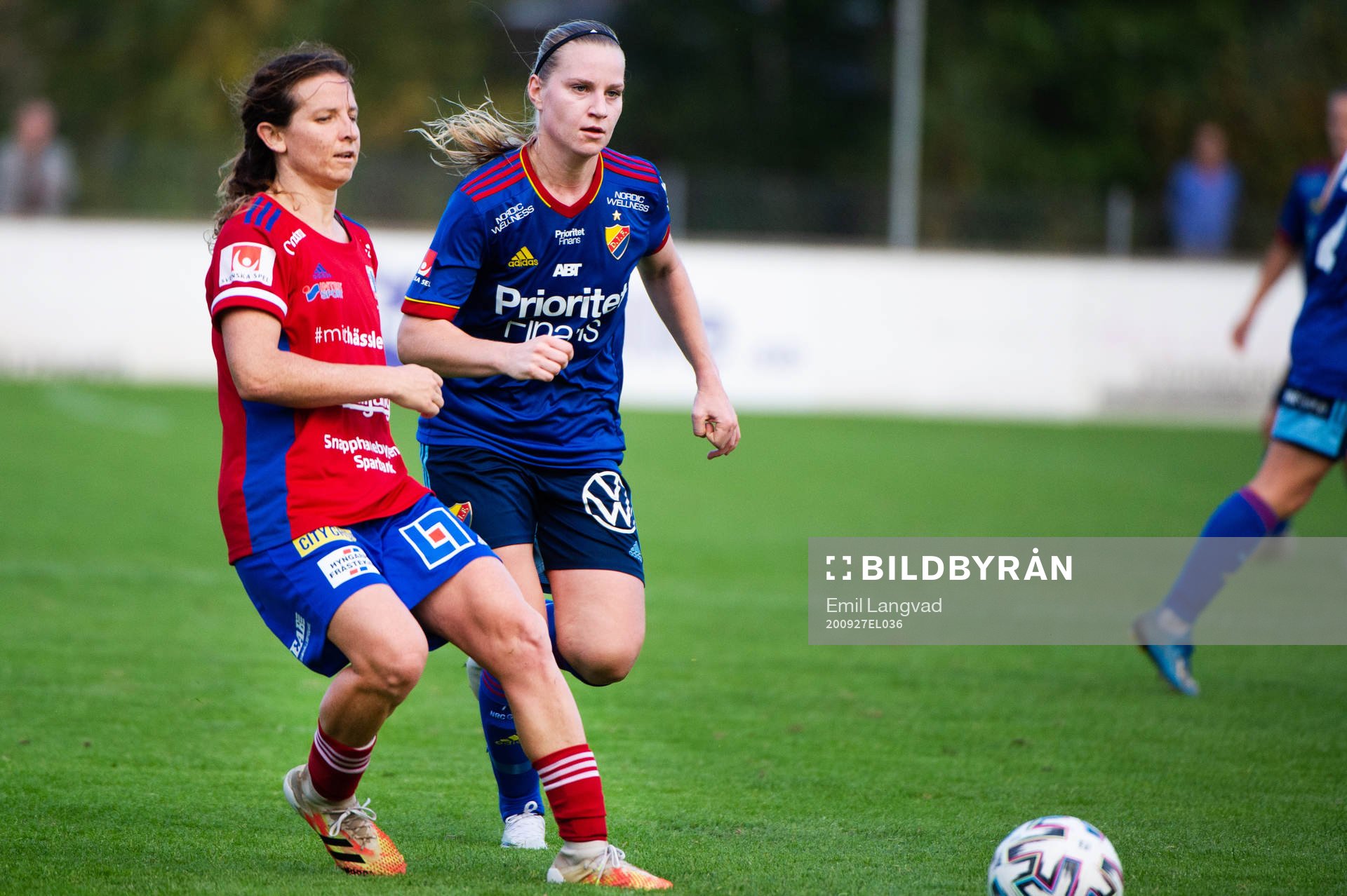 Vittsjös Elizabeth Eddy och Djurgårdens Camilla Huseby under fotbollsmatchen i Damallsvenskan mellan Vittsjö och Djurgården den 27 september 2020 i Vittsjö.