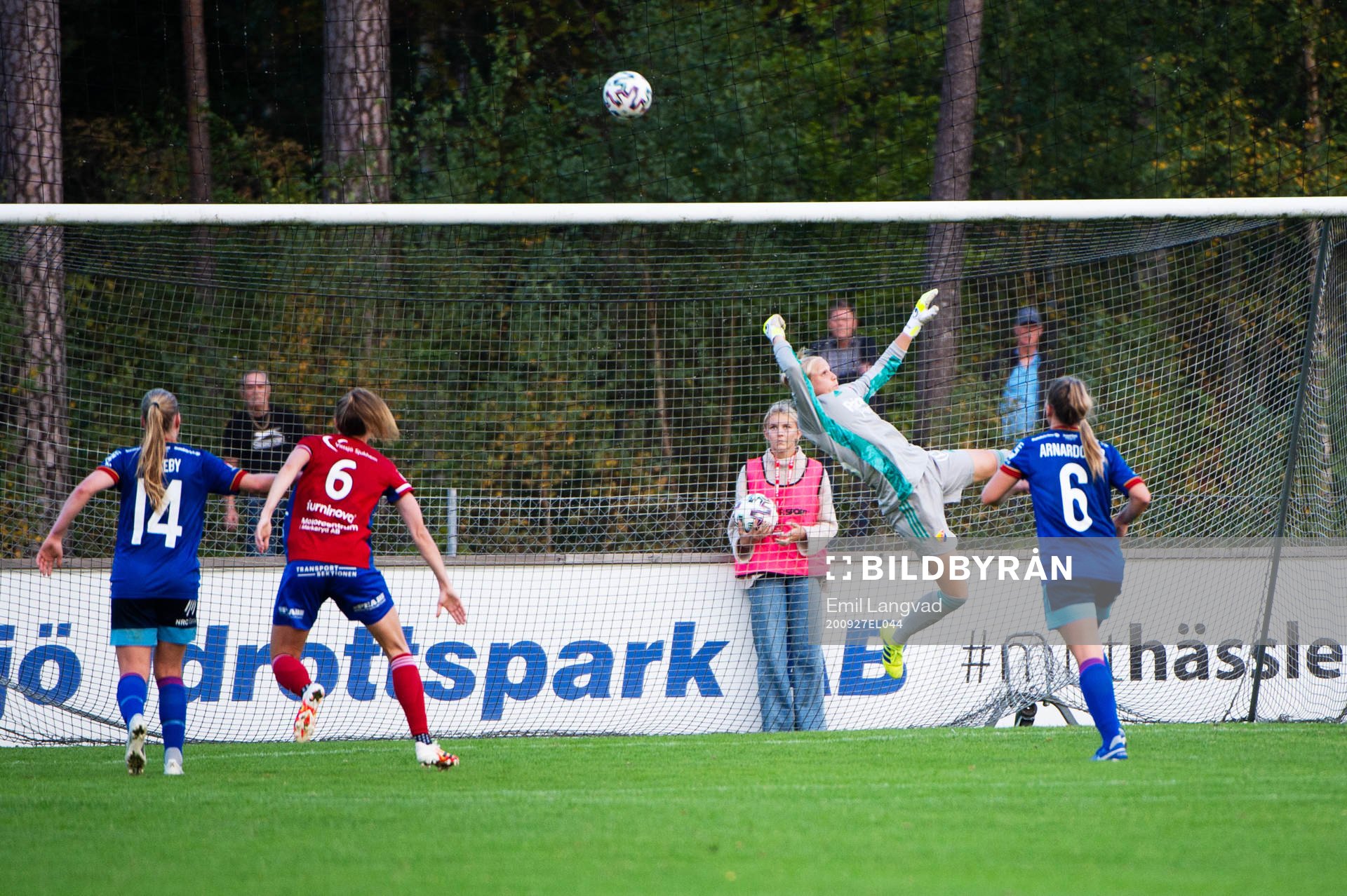 Djurgårdens målvakt Kathrine Östergaard Larsen under fotbollsmatchen i Damallsvenskan mellan Vittsjö och Djurgården den 27 september 2020 i Vittsjö.