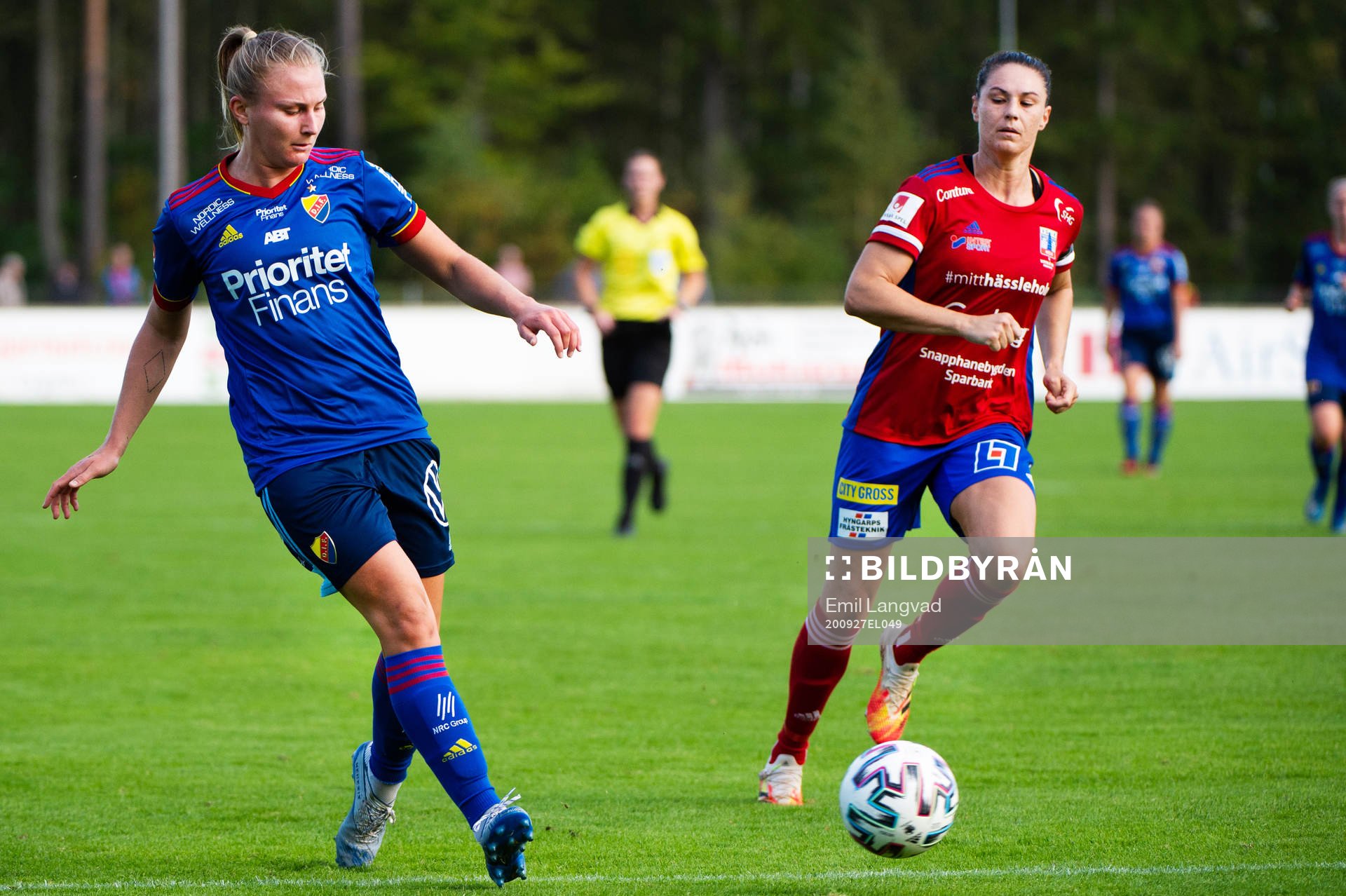 Djurgårdens Rachel Bloznalis och Vittsjös Emily Gielnik under fotbollsmatchen i Damallsvenskan mellan Vittsjö och Djurgården den 27 september 2020 i Vittsjö.