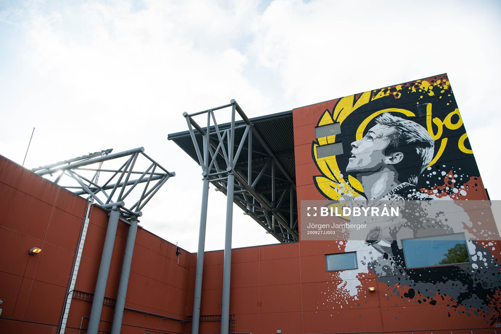 Exteriör bild på Borås arena och en muralmålning föreställande Anders Svensson under fotbollsmatchen i Allsvenskan mellan Elfsborg och IFK Göteborg den 27 september 2020 i Borås.