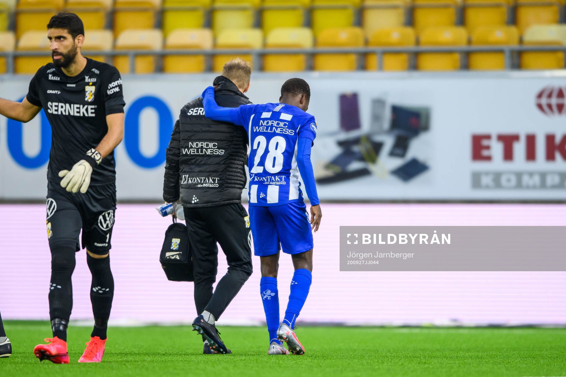 IFK Göteborg Alhassan Yusuf Abdullahi får hjälp av planen