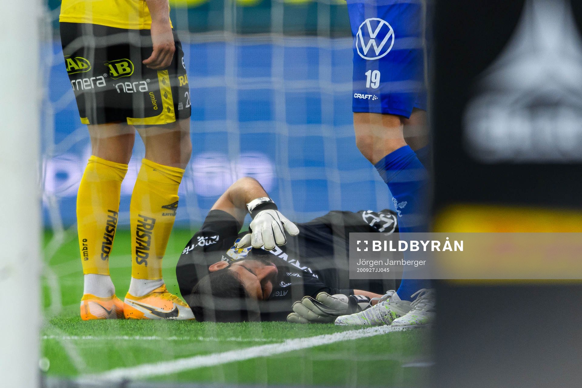 IFK Göteborg målvakt Ioannis Anestis ligger ner och har