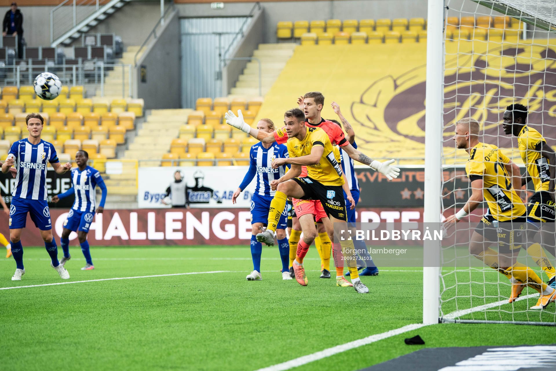 Elfsborgs Leo Väisänen rensar undan bollen