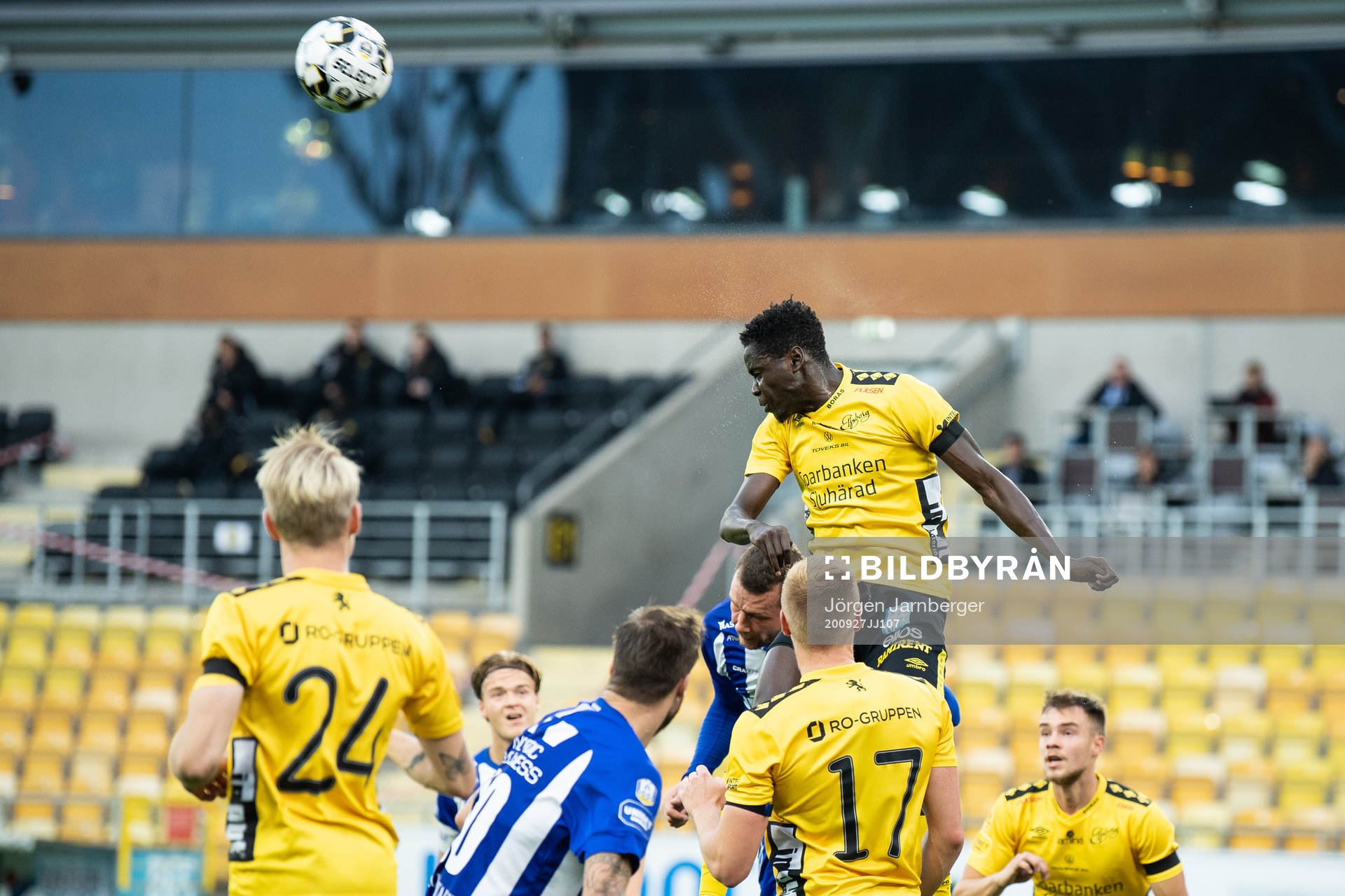 Elfsborgs Joseph Okumu hoppar högs i nickduell