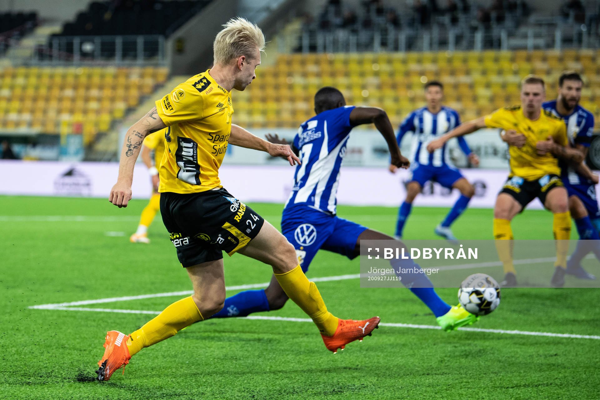 Elfsborgs Johan Larsson skjuter inlägg