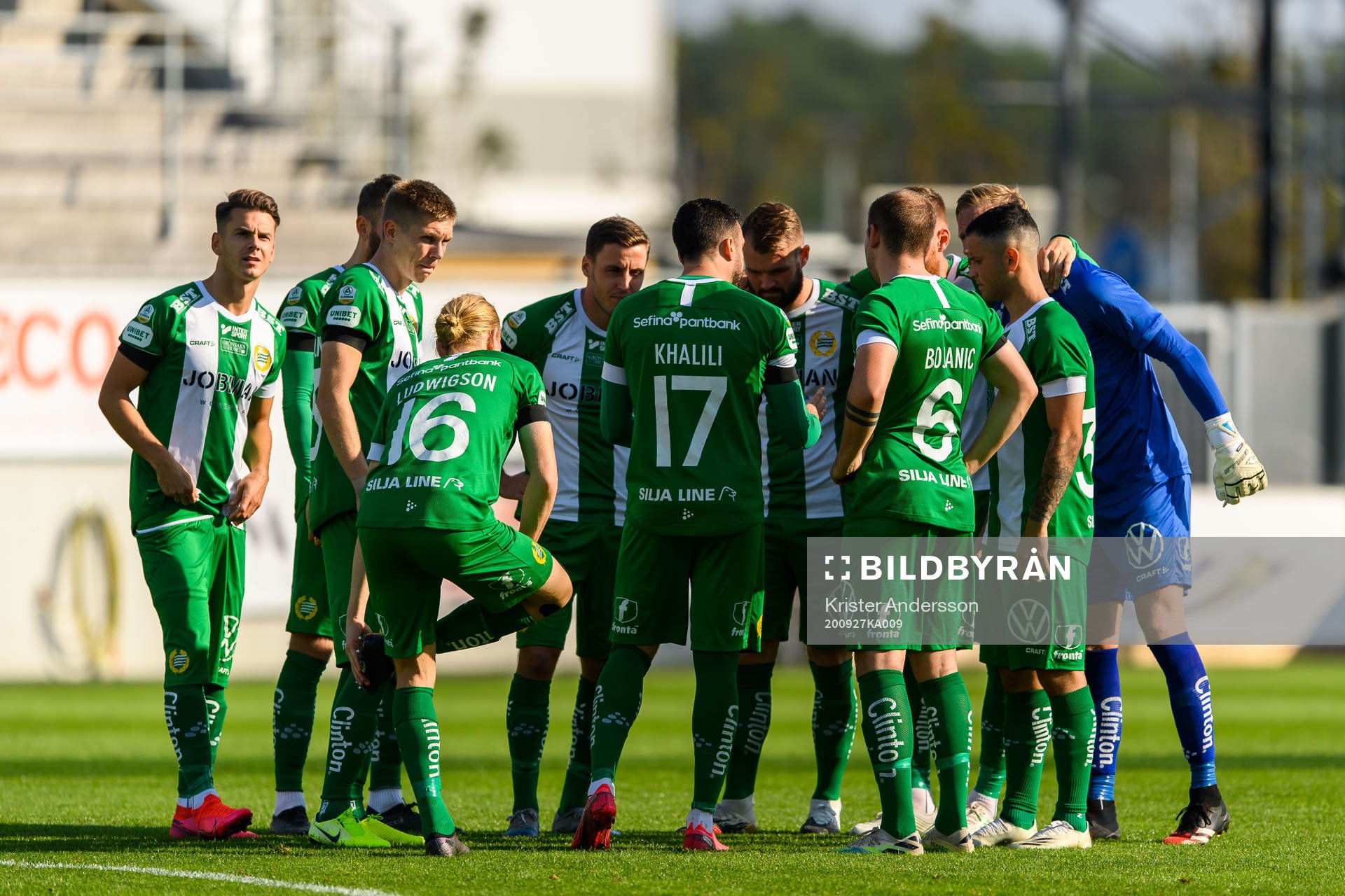 Hammarbys spelare samlas inför fotbollsmatchen i Allsvenskan mellan Falkenberg och Hammarby den 27 september 2020 i Falkenberg.