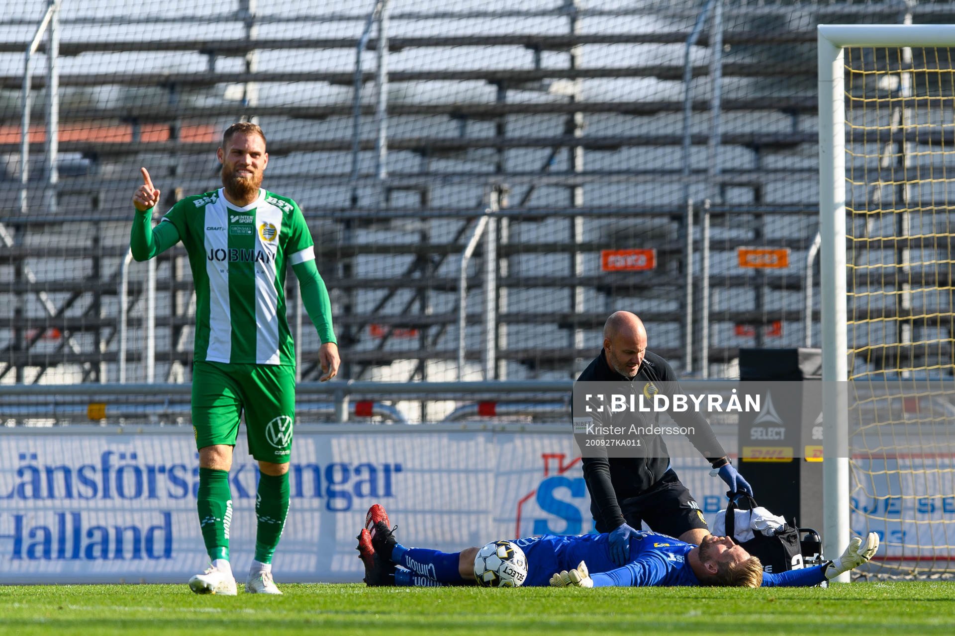 Hammarbys målvakt David Ousted ligger ner och har ont