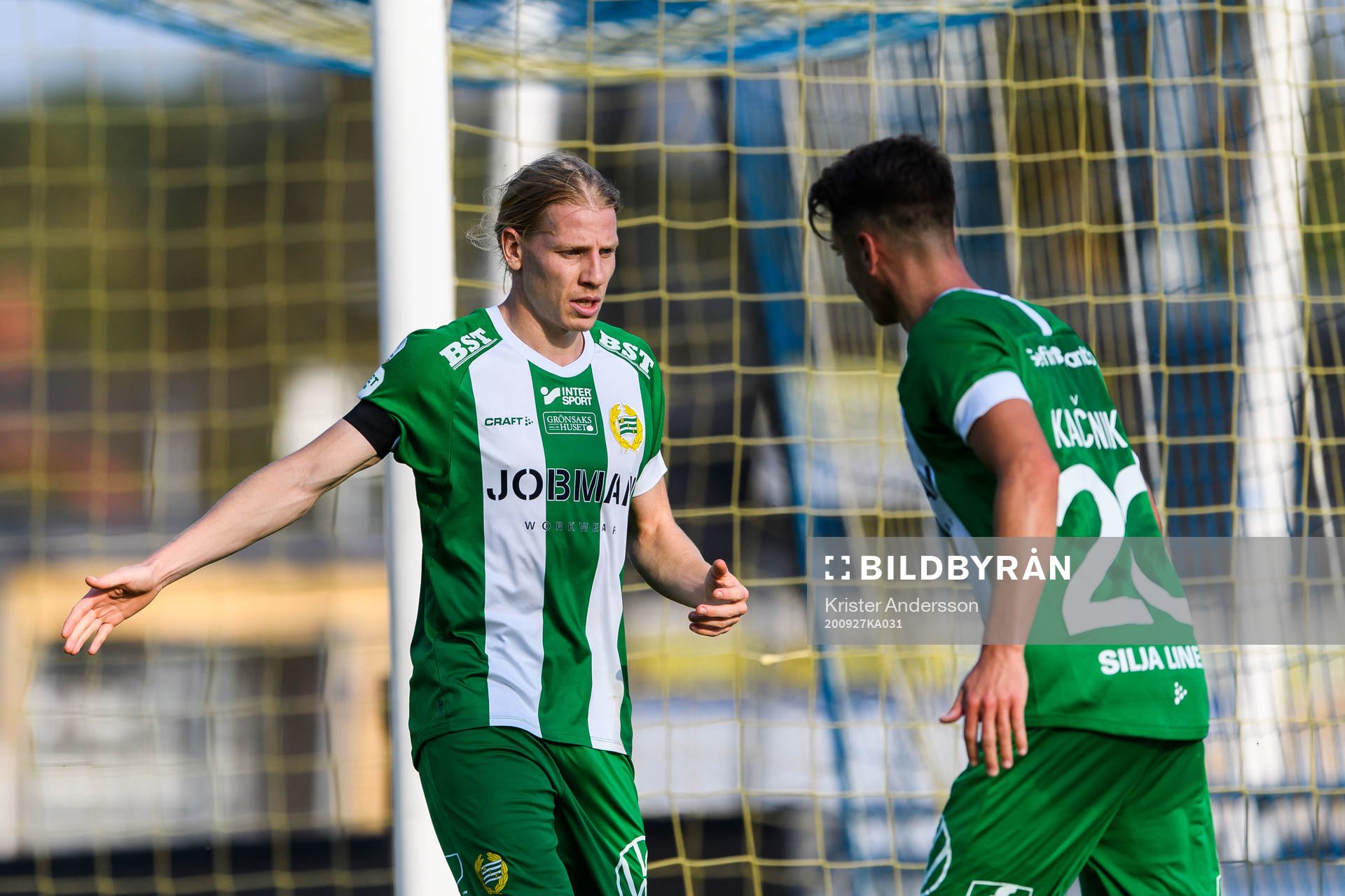 Hammarbys Gustav Ludwigson jublar med Alexander Kacaniklic efter 1-1 under fotbollsmatchen i Allsvenskan mellan Falkenberg och Hammarby den 27 september 2020 i Falkenberg.
