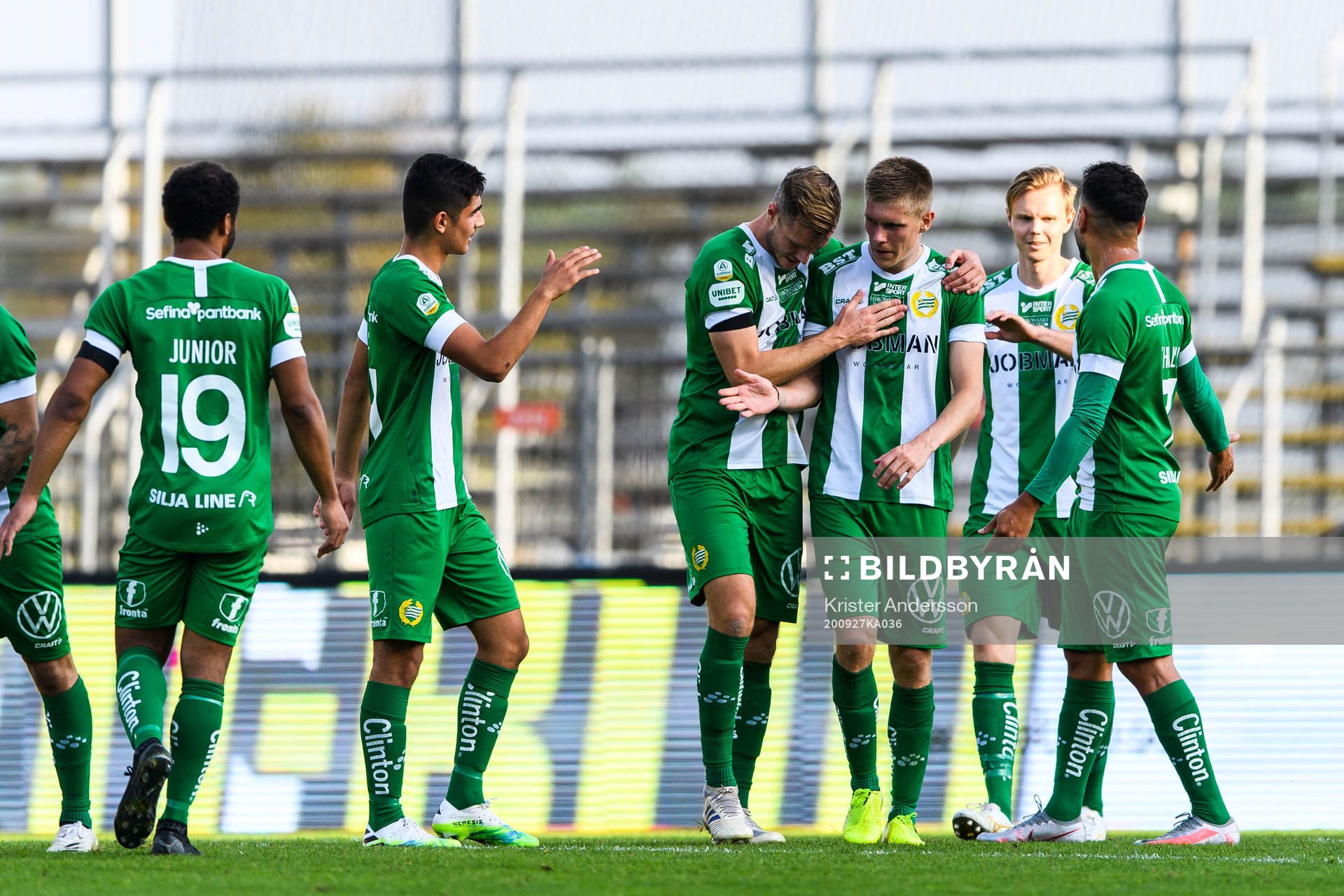 Hammarbys Aron Johansson jublar med lagkamrater