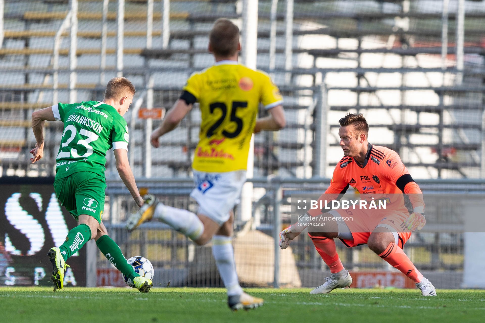 Hammarbys Aron Johansson och Falkenbergs målvakt Viktor