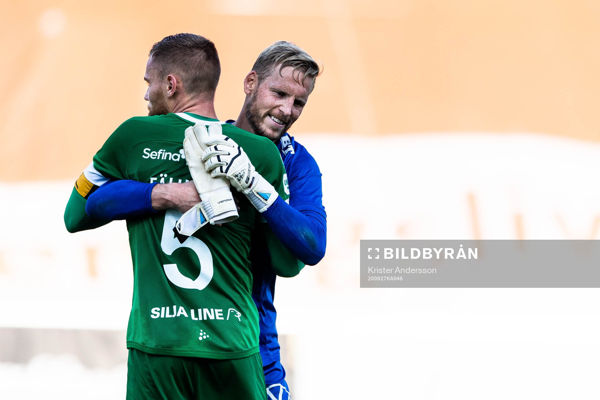 Hammarbys målvakt David Ousted jublar efter fotbollsmatchen i Allsvenskan mellan Falkenberg och Hammarby den 27 september 2020 i Falkenberg.