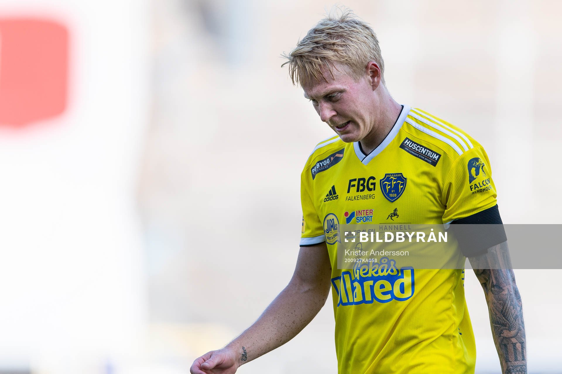 Falkenbergs Jacob Ericsson lämnar planen under fotbollsmatchen i Allsvenskan mellan Falkenberg och Hammarby den 27 september 2020 i Falkenberg.