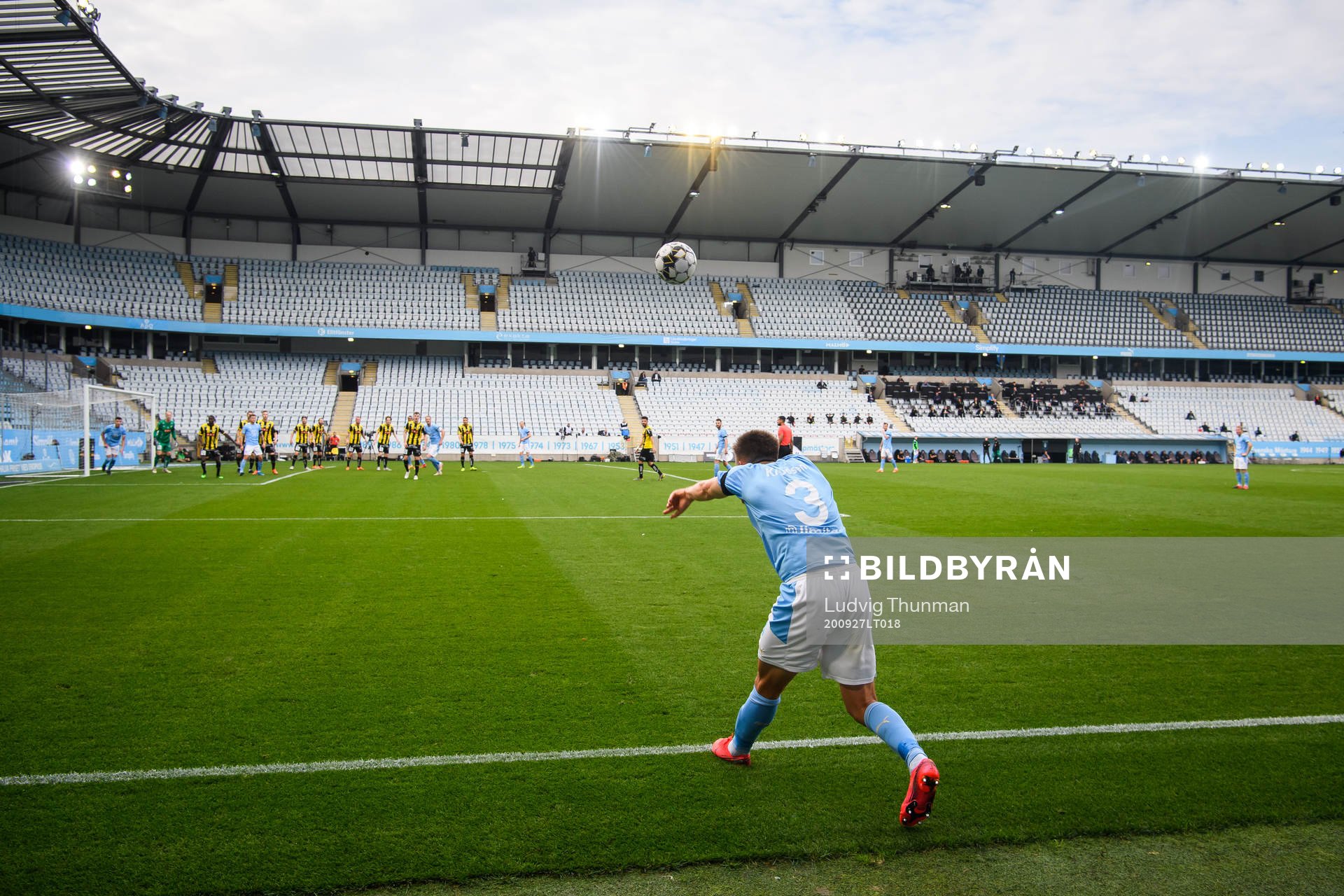 Malmö FFs Jonas Knudsen med ett inkast som leder till 1-0