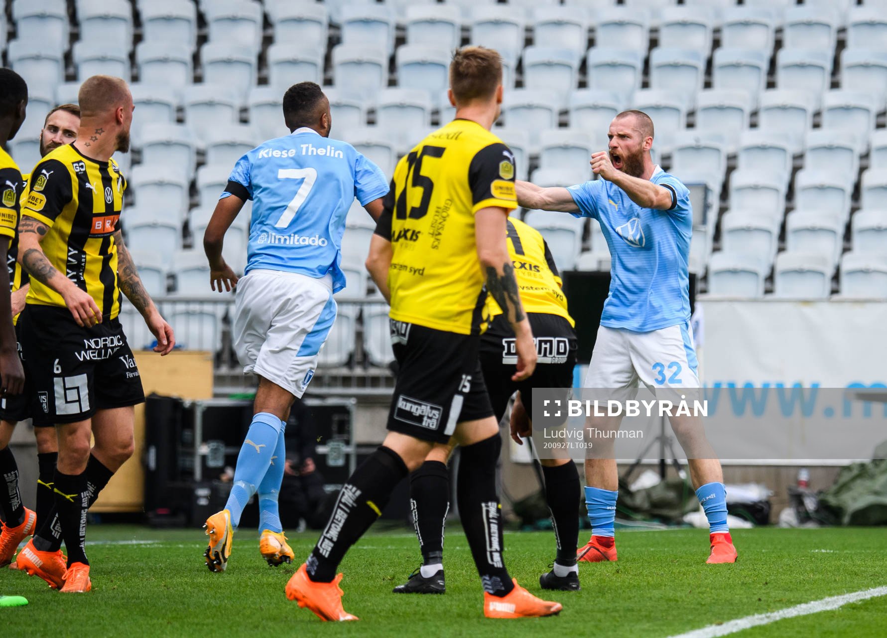 Malmö FFs Isaac Kiese Thelin och Jo Inge Berget jublar efter 2-0 under fotbollsmatchen i Allsvenskan mellan Malmö FF och Häcken den 27 september 2020 i Malmö.