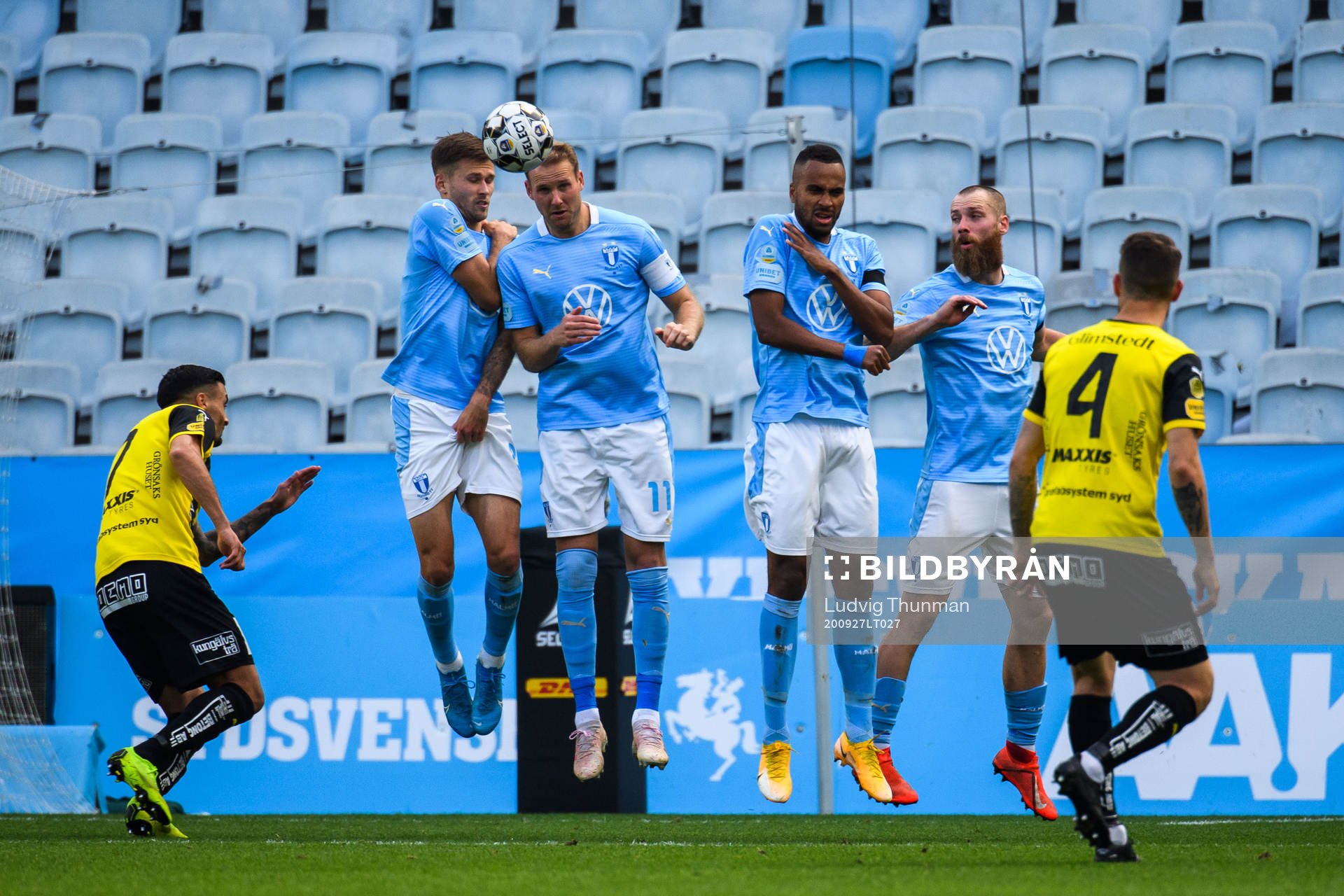 Häckens Joona Toivio med en frispark mot Malmö FFs Arnór