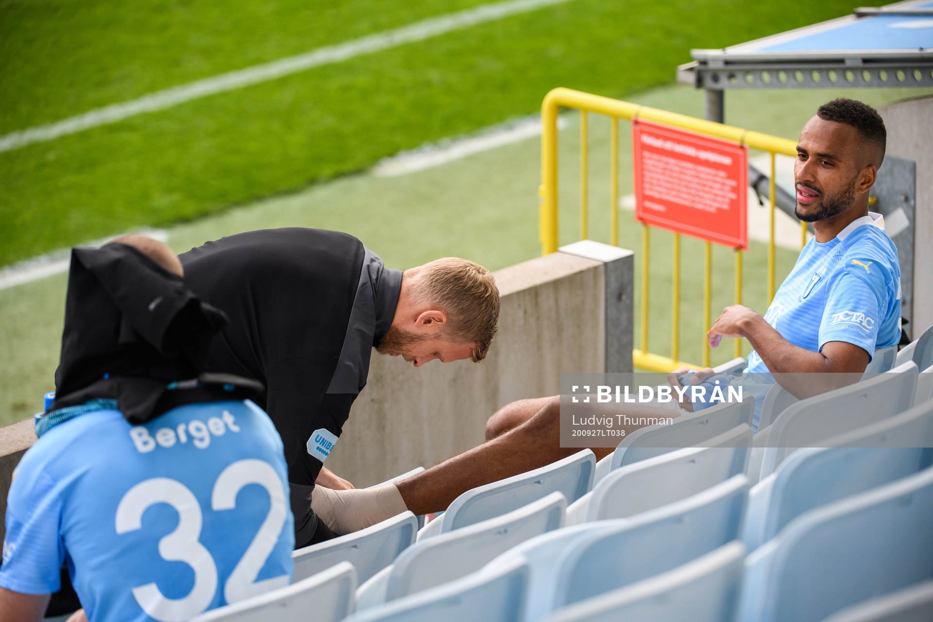 Malmö FFs Isaac Kiese Thelin får sin fot lindad