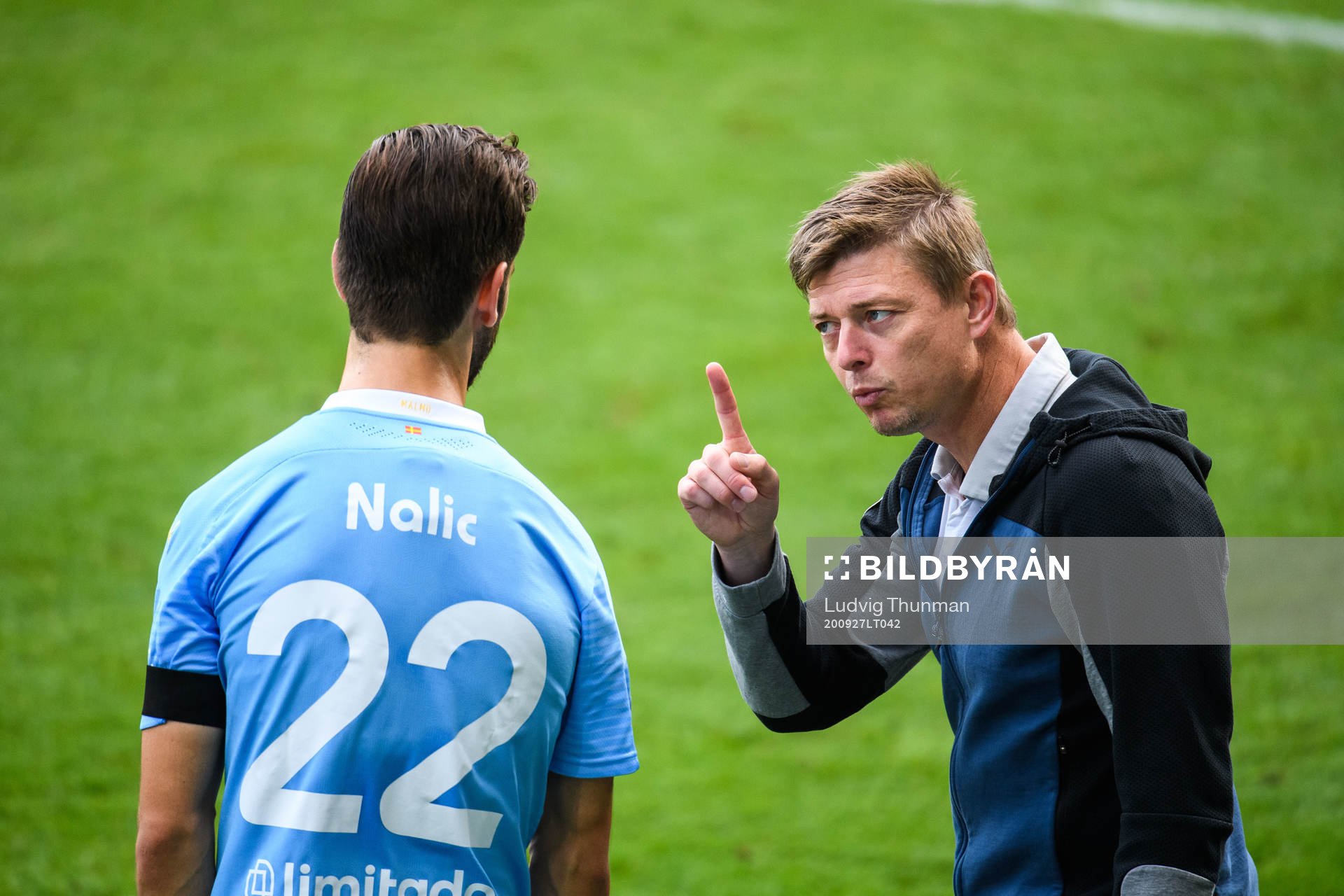 Malmö FFs tränare Jon Dahl Tomasson i samtal med Adi Nalic