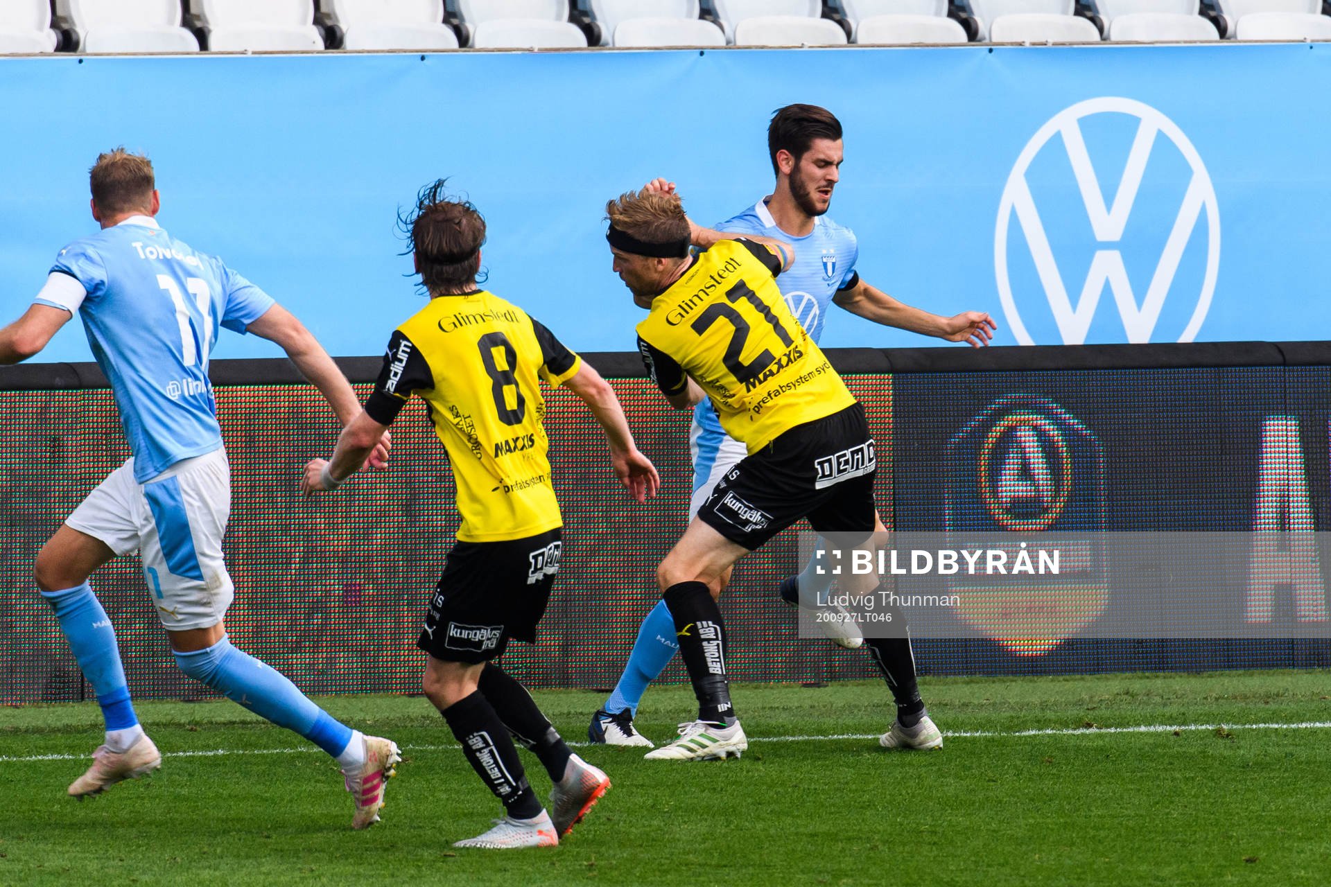 Häckens Rasmus Lindgren i en situation med Malmö FFs Adi