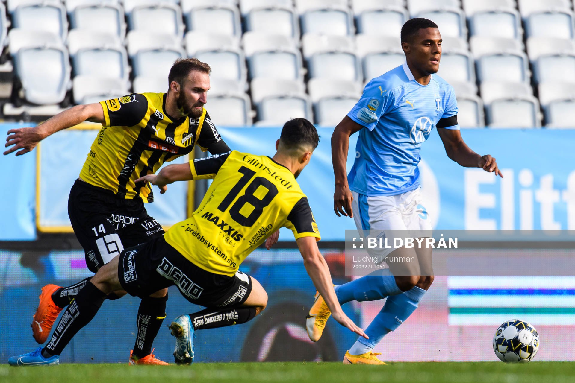 Malmö FFs Amin Sarr mot Häckens Oskar Sverrisson och