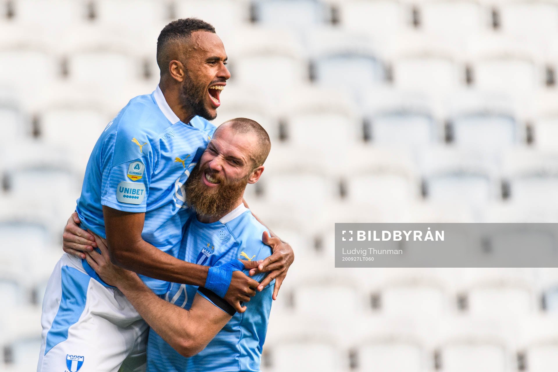 Malmö FFs Isaac Kiese Thelin jublar med Jo Inge Berget efter han gjort 2-0 under fotbollsmatchen i Allsvenskan mellan Malmö FF och Häcken den 27 september 2020 i Malmö.