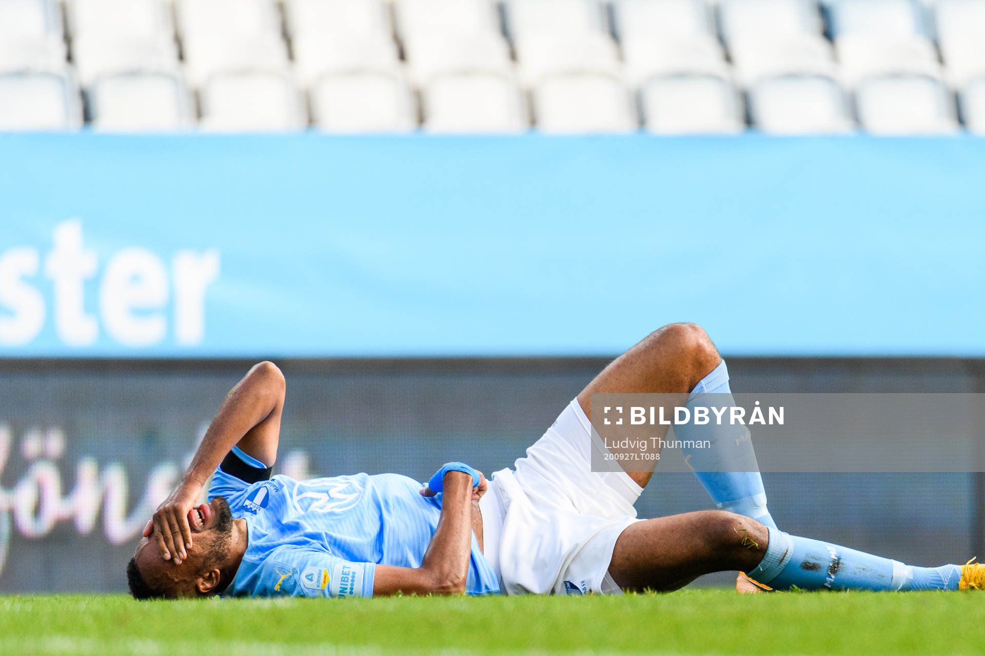 Malmö FFs Isaac Kiese Thelin har ont