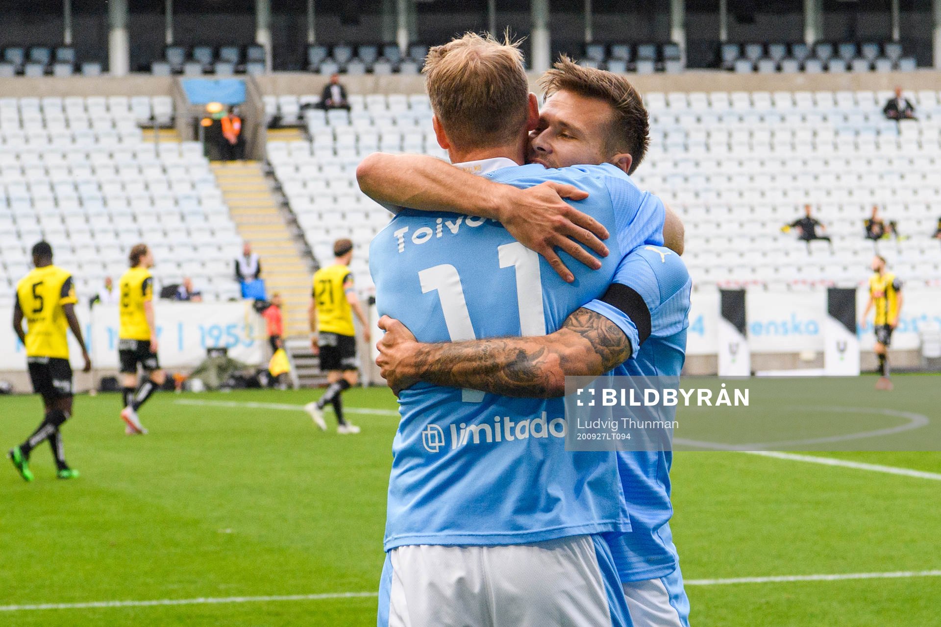 Malmö FFs Arnór Traustason kramar om Ola Toivonen