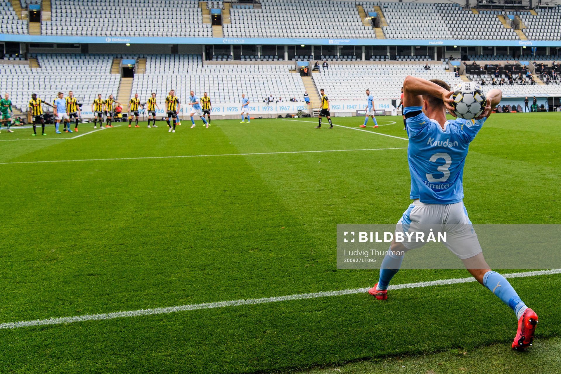 Malmö FFs Jonas Knudsen lägger ett inkast
