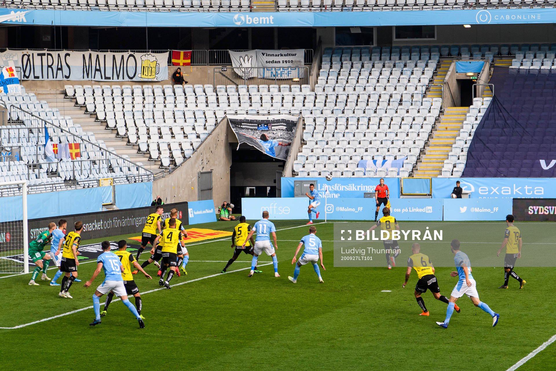 Malmö FFs Jonas Knudsen slår en hörna