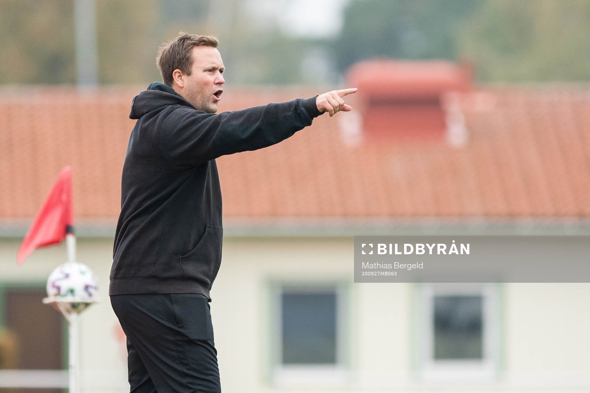 Moröns tränare Fredrik Asplund gestikulerar under fotbollsmatchen i Elitettan mellan Lidköping och Morön den 27 september 2020 i Lidköping.