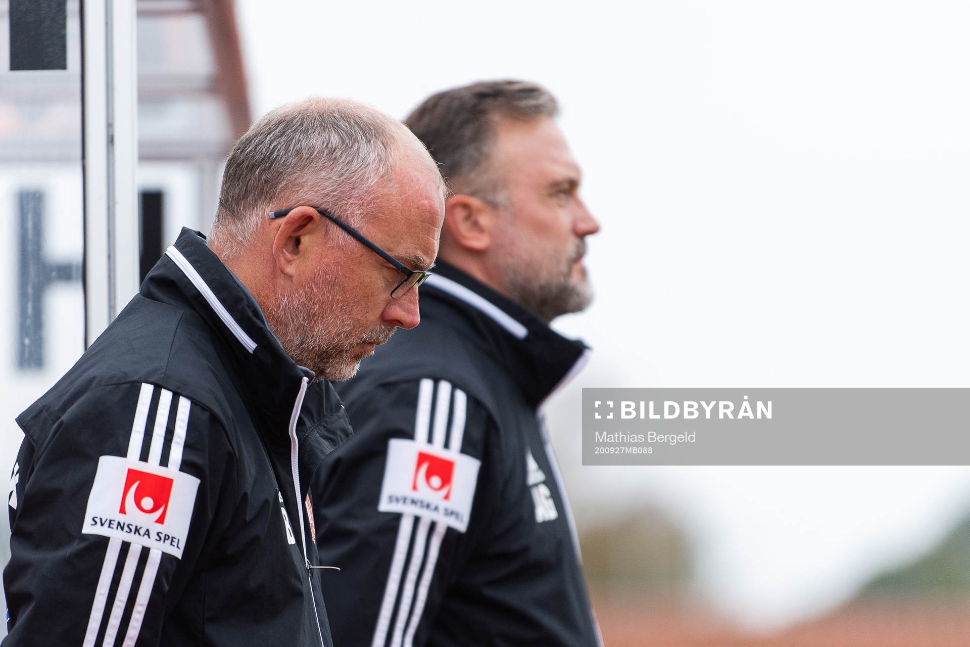 Lidköpings tränare Fredrik Bengtsson under en tyst minut för att hedra bortgångne Lars-Åke Lagrellunder fotbollsmatchen i Elitettan mellan Lidköping och Morön den 27 september 2020 i Lidköping.