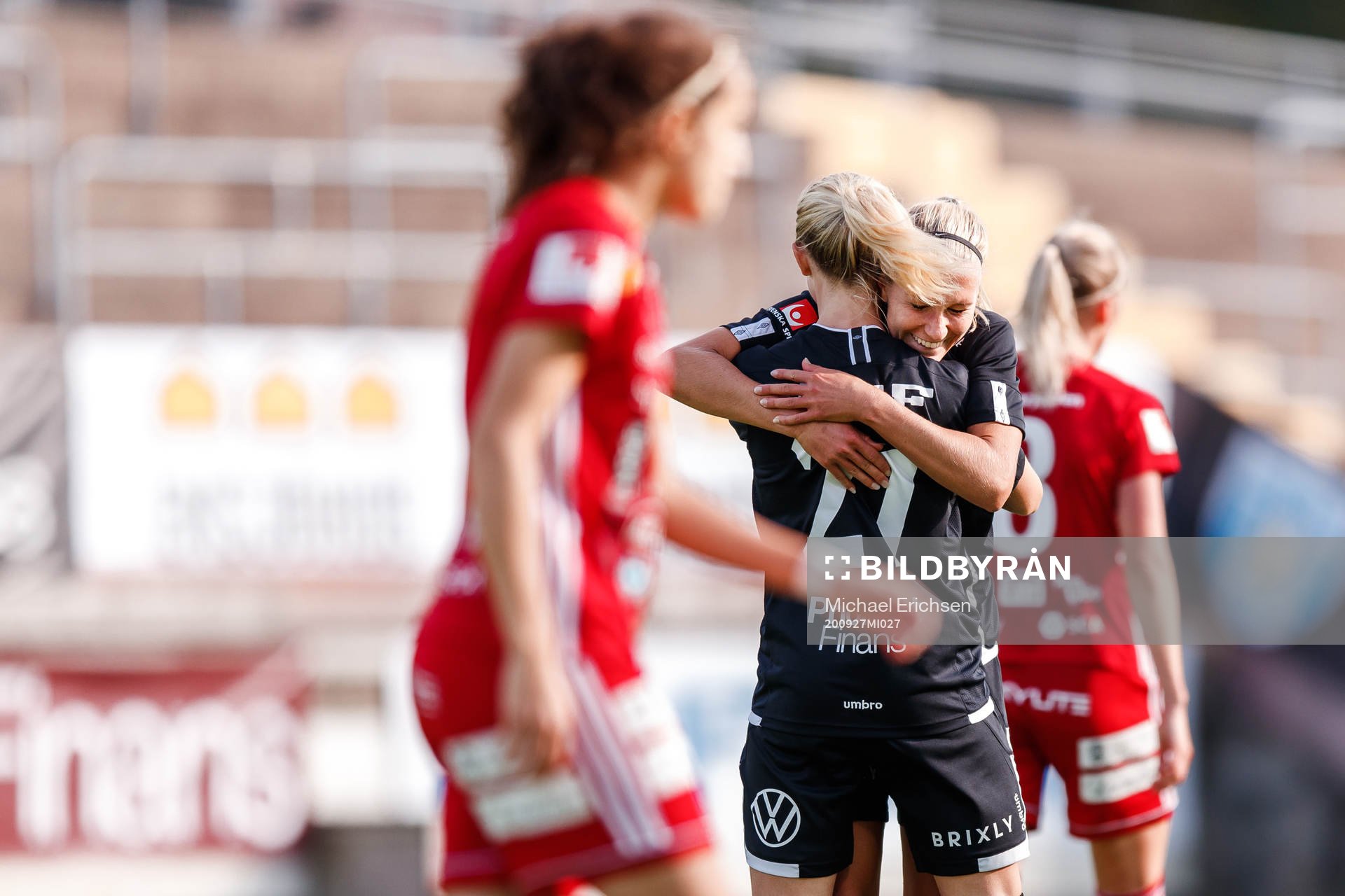 Göteborgs Rebecka Blomqvist och Emma Koivisto jublar