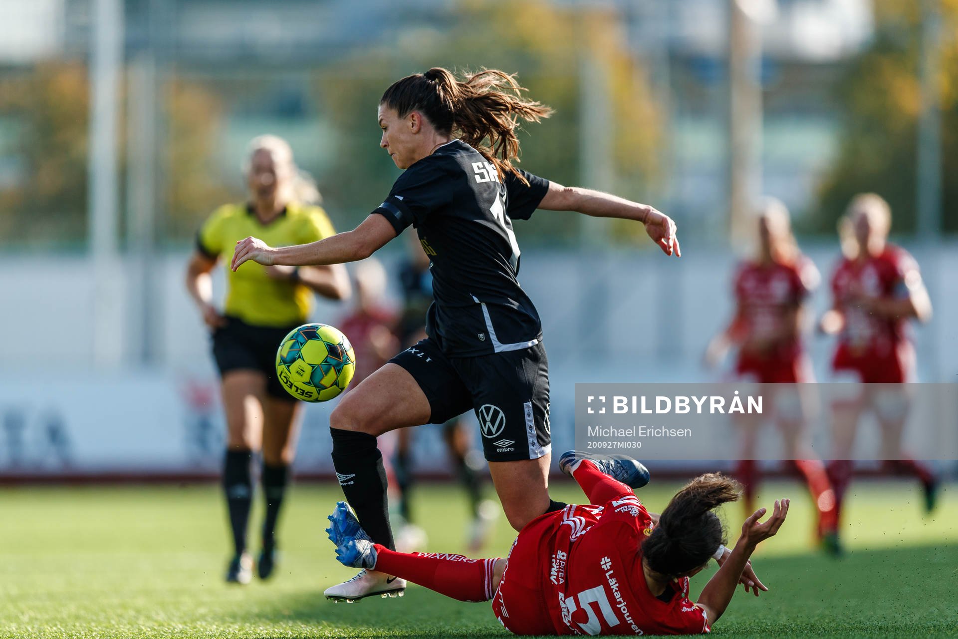 Göteborgs Pauline Hammarlund och Piteås Sejde Abrahamsson under fotbollsmatchen i Damallsvenskan mellan Kopparbergs/Göteborg och Piteå den 27 september 2020 i Göteborg.