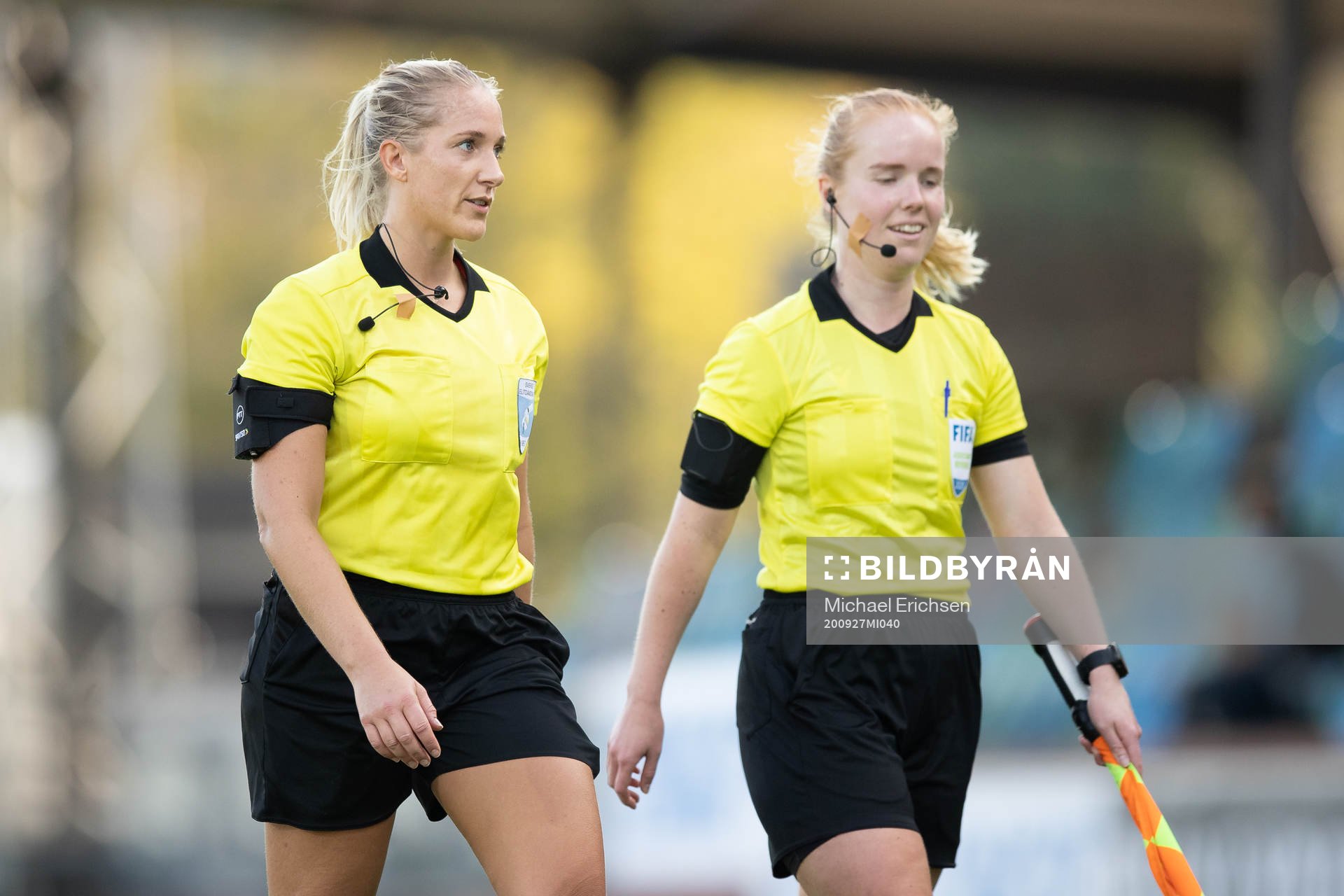 Domare Sandra Österberg och linjedomare Emelie Elfstrand