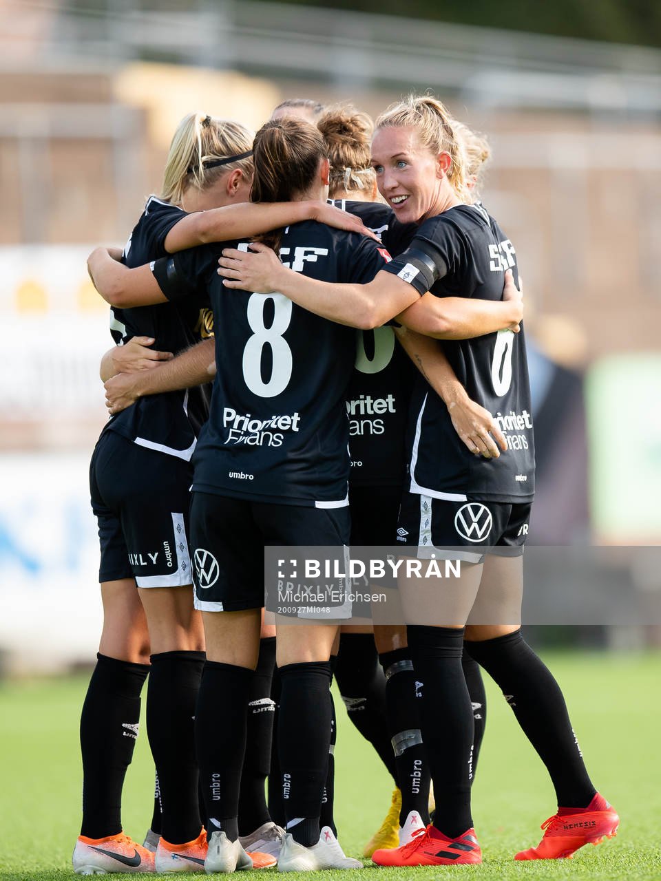 Göteborgs Rebecka Blomqvist jublar med lagkamrater efter 2-0 under fotbollsmatchen i Damallsvenskan mellan Kopparbergs/Göteborg och Piteå den 27 september 2020 i Göteborg.