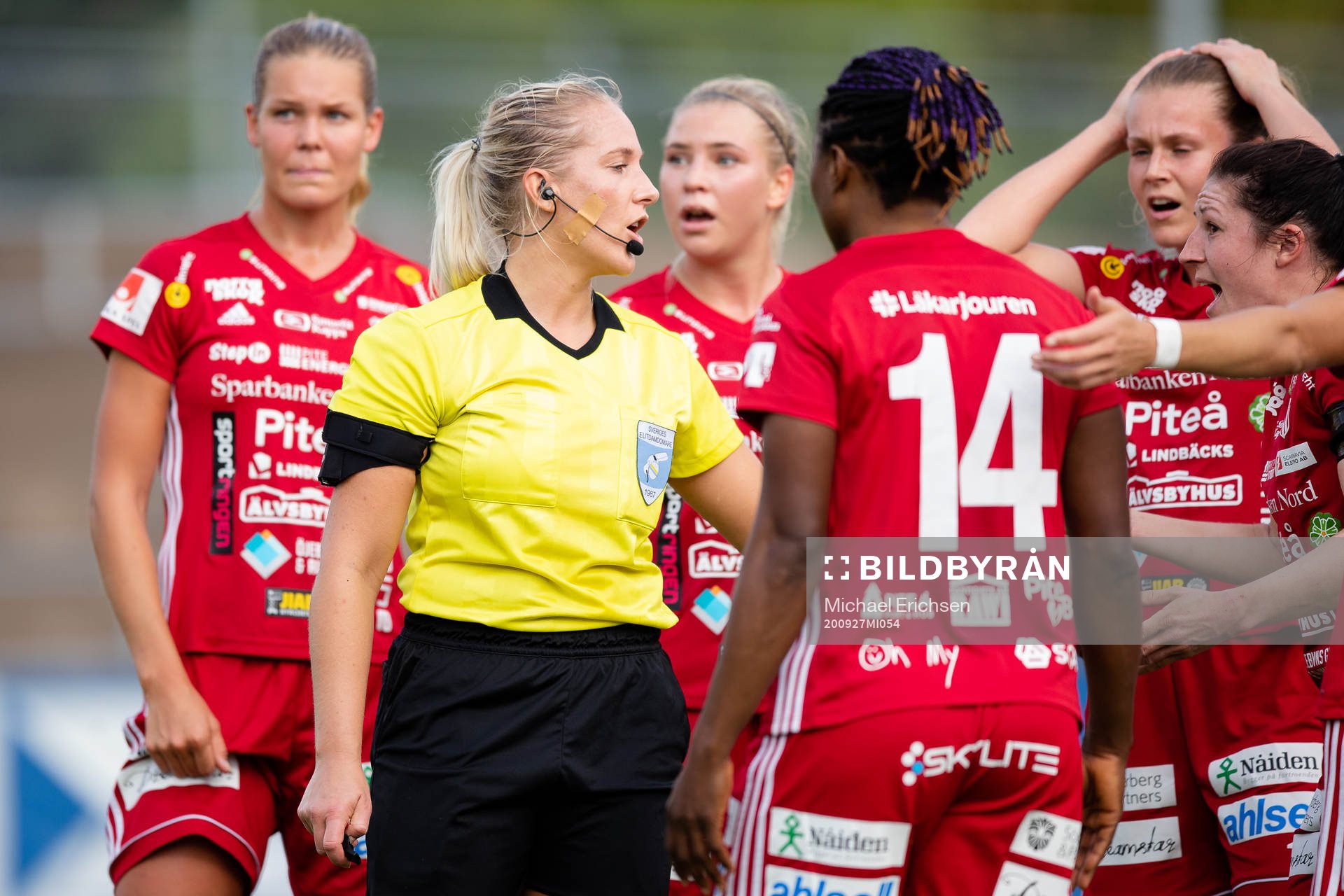 Domare Sandra Österberg pratar med Piteå spelare