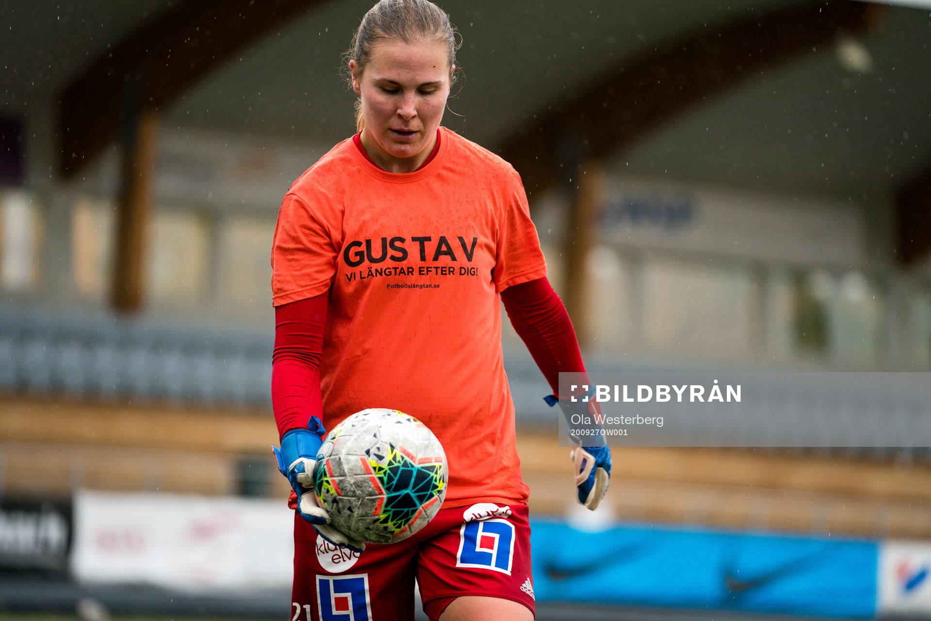 Mallbackens målvakt Emma Johansson har en tshirt på sig