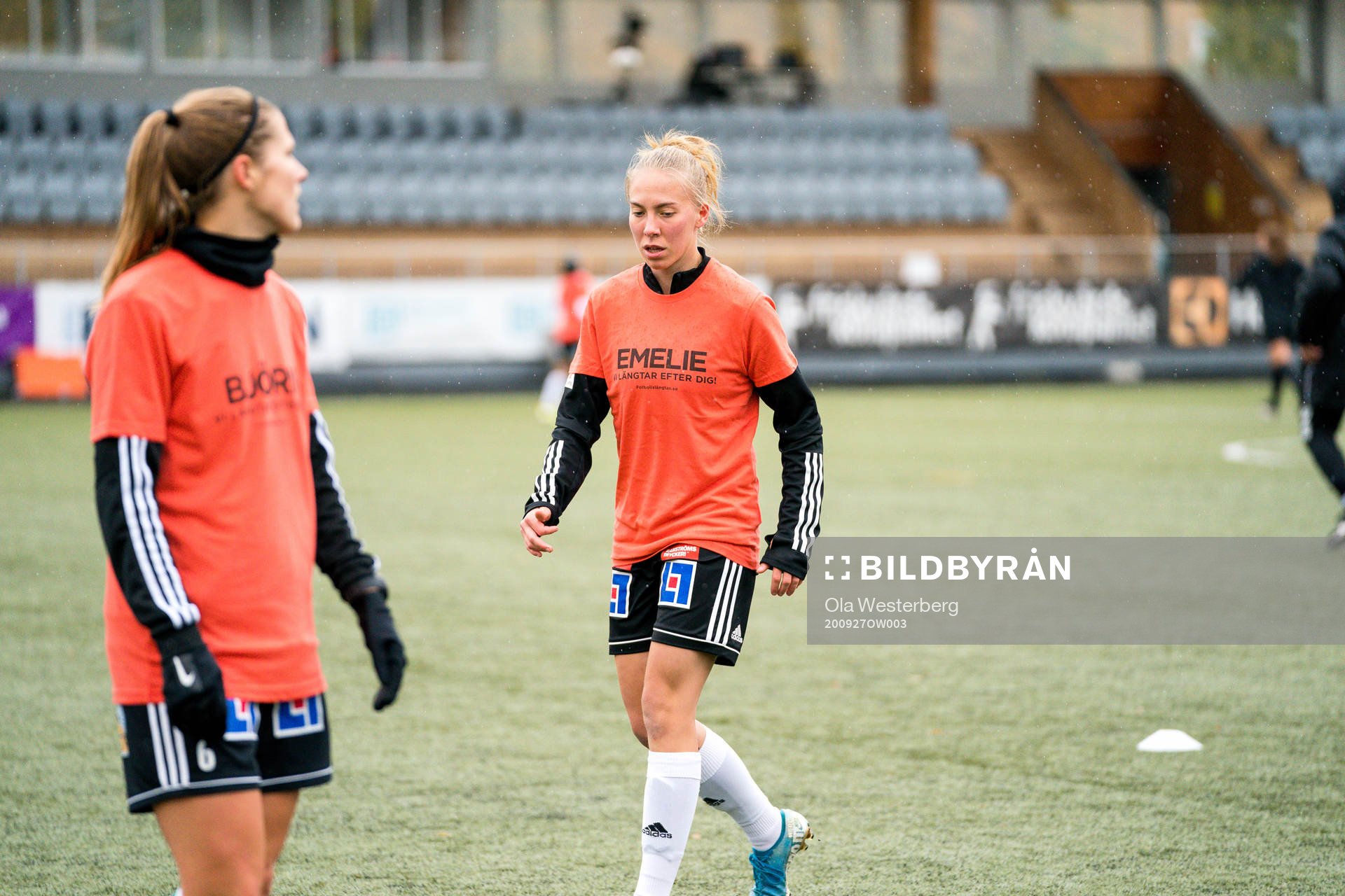 Mallbackens Emma Röös har en tshirt på sig där det står att hon längtar efter publiken under fotbollsmatchen i Elitettan mellan Sunnanå och Mallbacken den 27 september 2020 i Skellefteå.