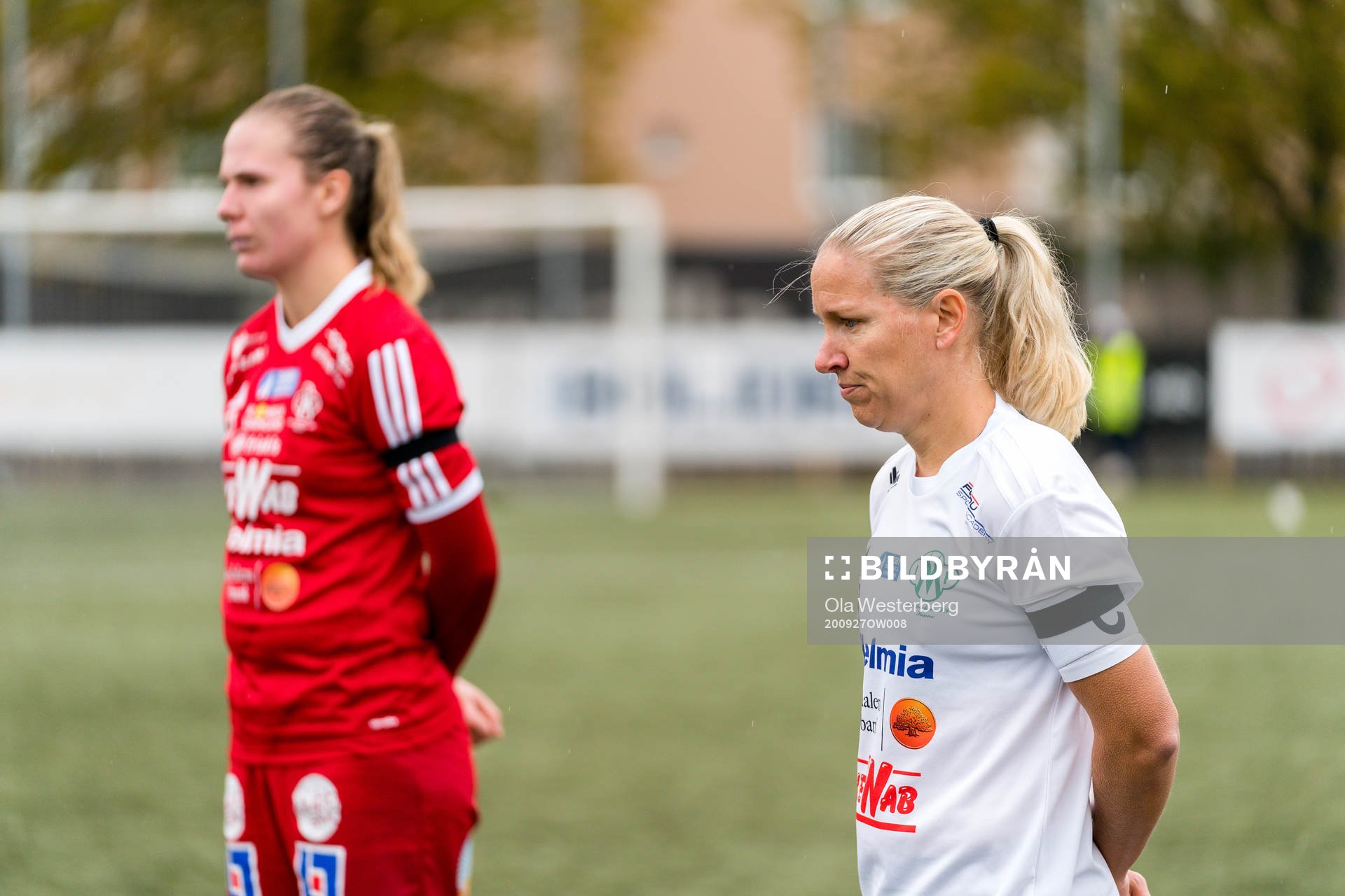 Mallbackens lagkapten Frida Broström bär sorgeband för