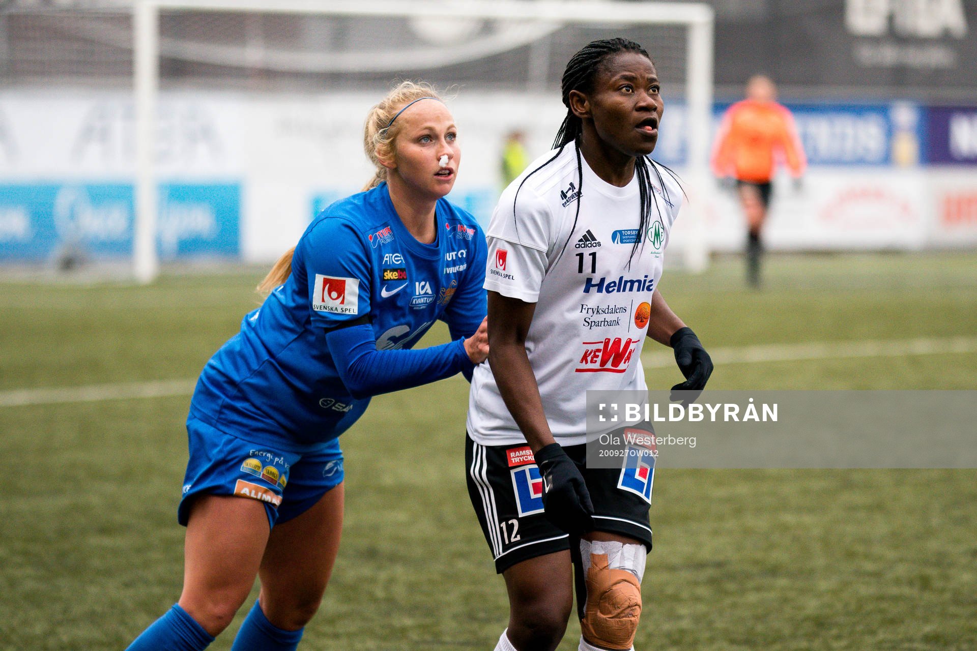 Mallbackens Sarah Michael i närkamp med Sunnanås Rosie Young under fotbollsmatchen i Elitettan mellan Sunnanå och Mallbacken den 27 september 2020 i Skellefteå.