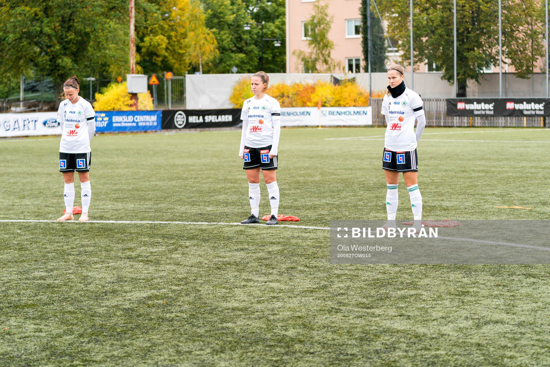Spelarna i Mallbackens bär sorgeband för bortgångne
