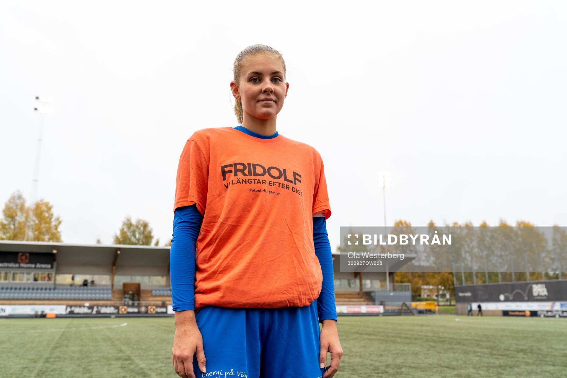 Sunnanås Sofia Lindmark har en tshirt med budskapet att de längtar efter publiken under fotbollsmatchen i Elitettan mellan Sunnanå och Mallbacken den 27 september 2020 i Skellefteå.