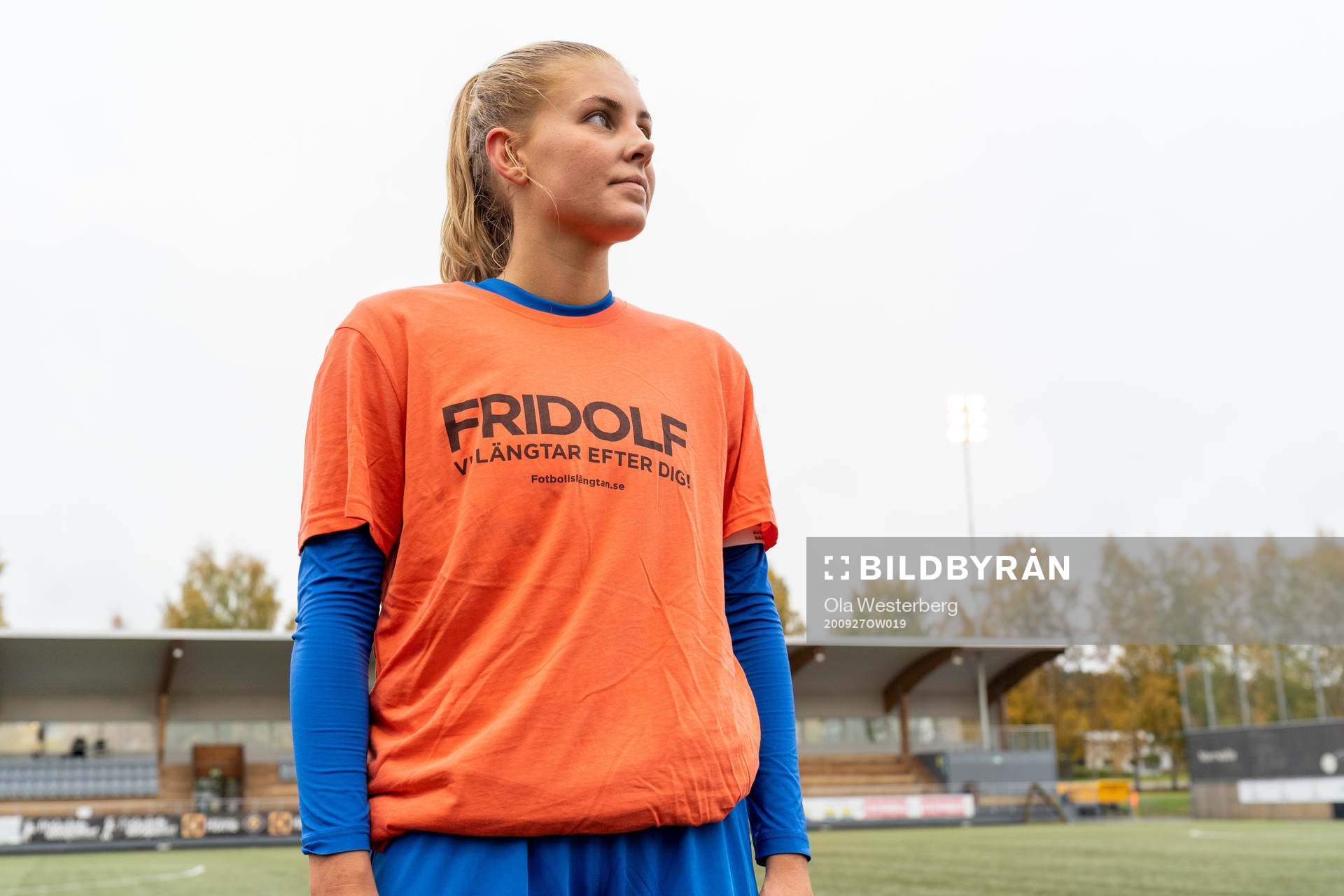 Sunnanås Sofia Lindmark har en tshirt med budskapet att de längtar efter publiken under fotbollsmatchen i Elitettan mellan Sunnanå och Mallbacken den 27 september 2020 i Skellefteå.