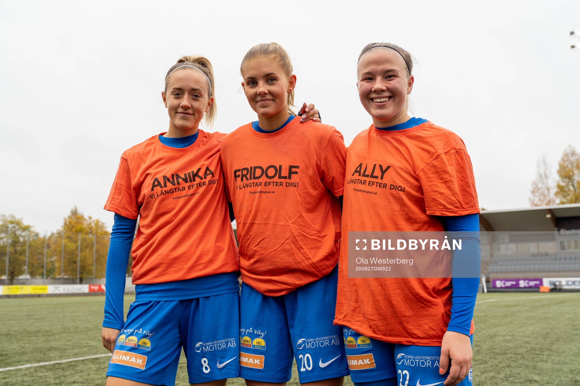 Sunnanås Ellen Maund, Sofia Lindmark och Akuliina Korhonen har en tshirt med budskapet att de längtar efter publiken under fotbollsmatchen i Elitettan mellan Sunnanå och Mallbacken den 27 september 2020 i Skellefteå.